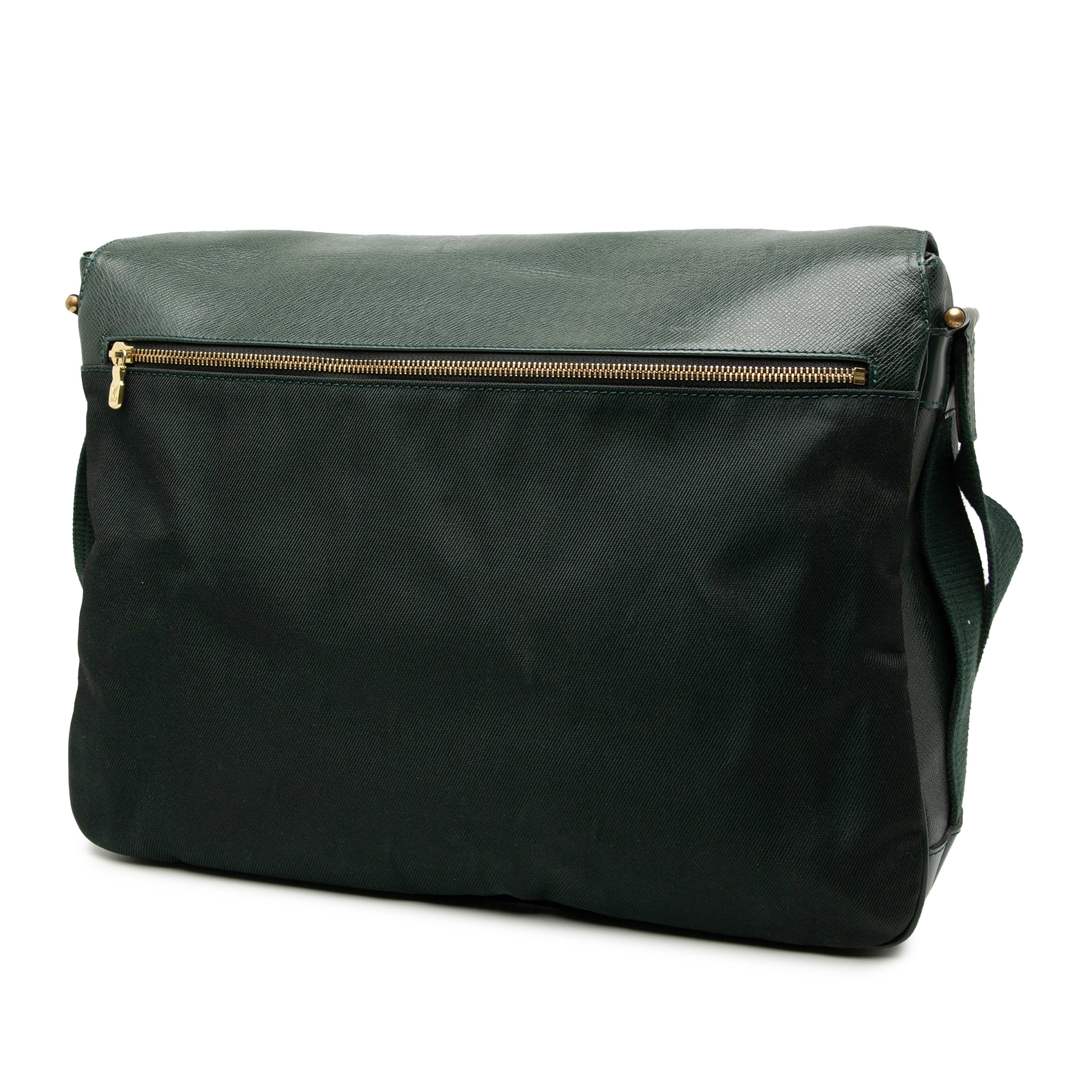 Louis Vuitton Taiga Dersou, från Luxclusif, i färgen dark green. Klicka för att öppna bilden i stort format