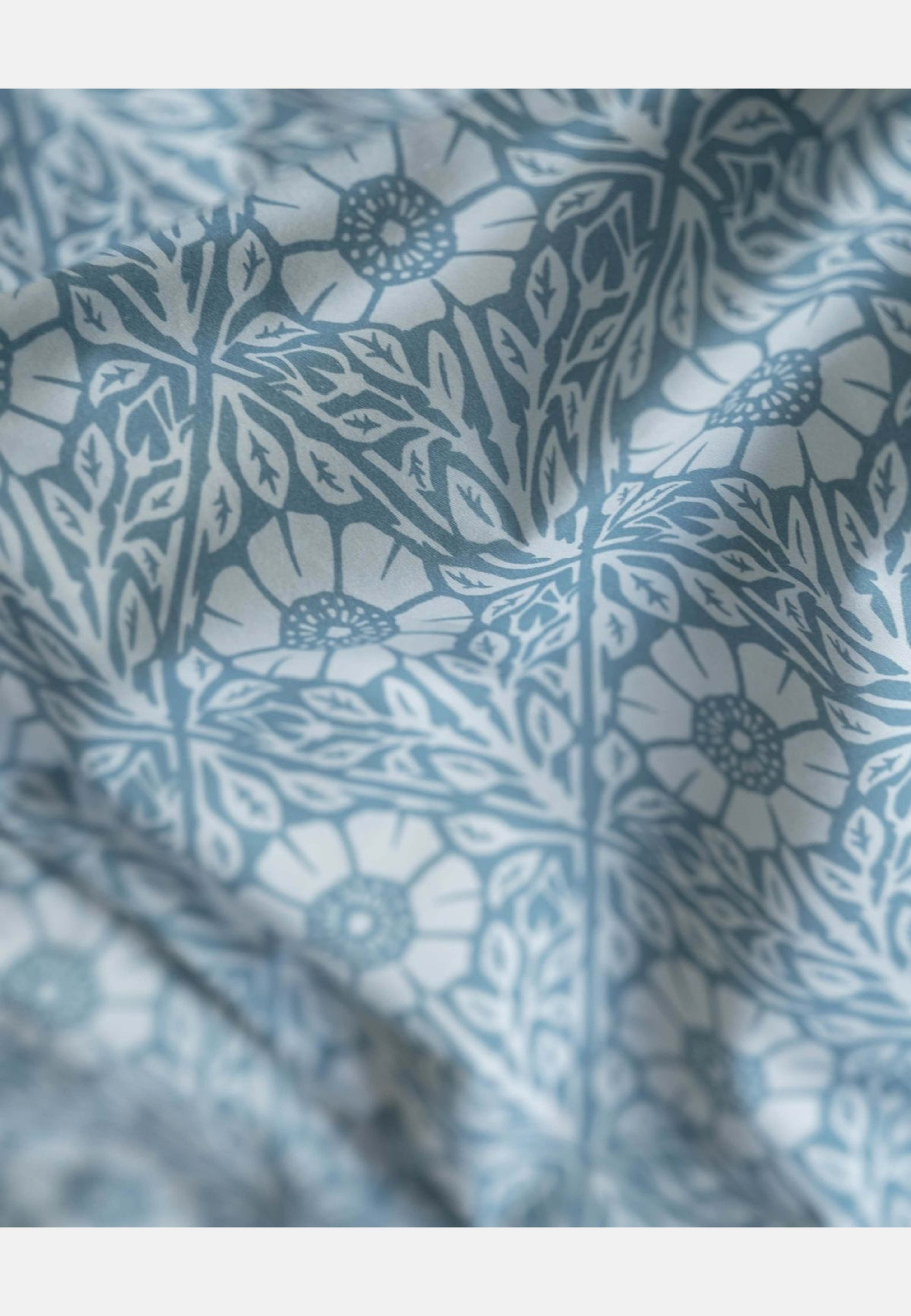 Folkness-täcke mönster, från Folkness, i färgen nyponros blue. Klicka för att öppna bilden i stort format