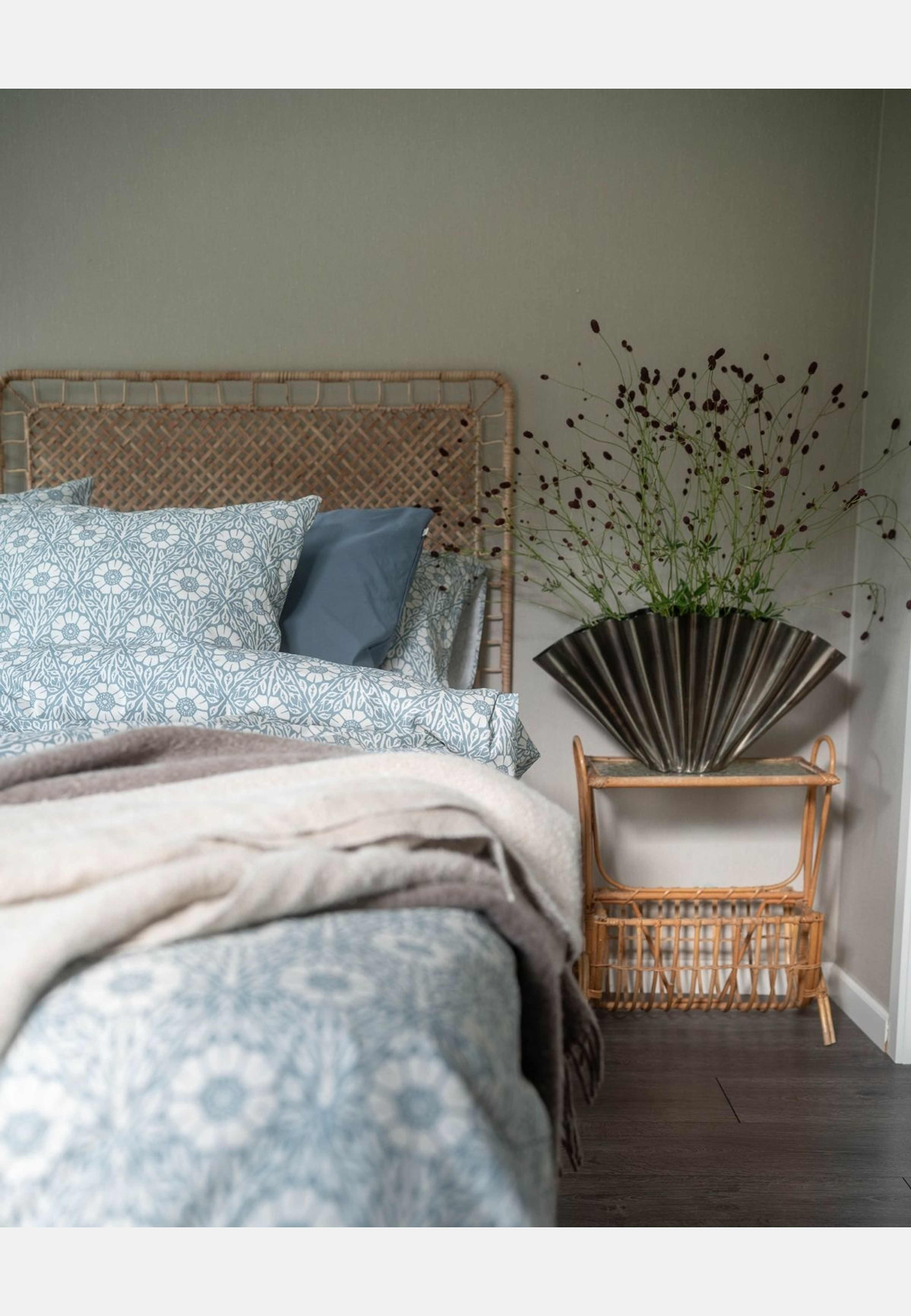 Folkness-täcke Dubbel Mönster, från Folkness, i färgen nyponros blue. Klicka för att öppna bilden i stort format