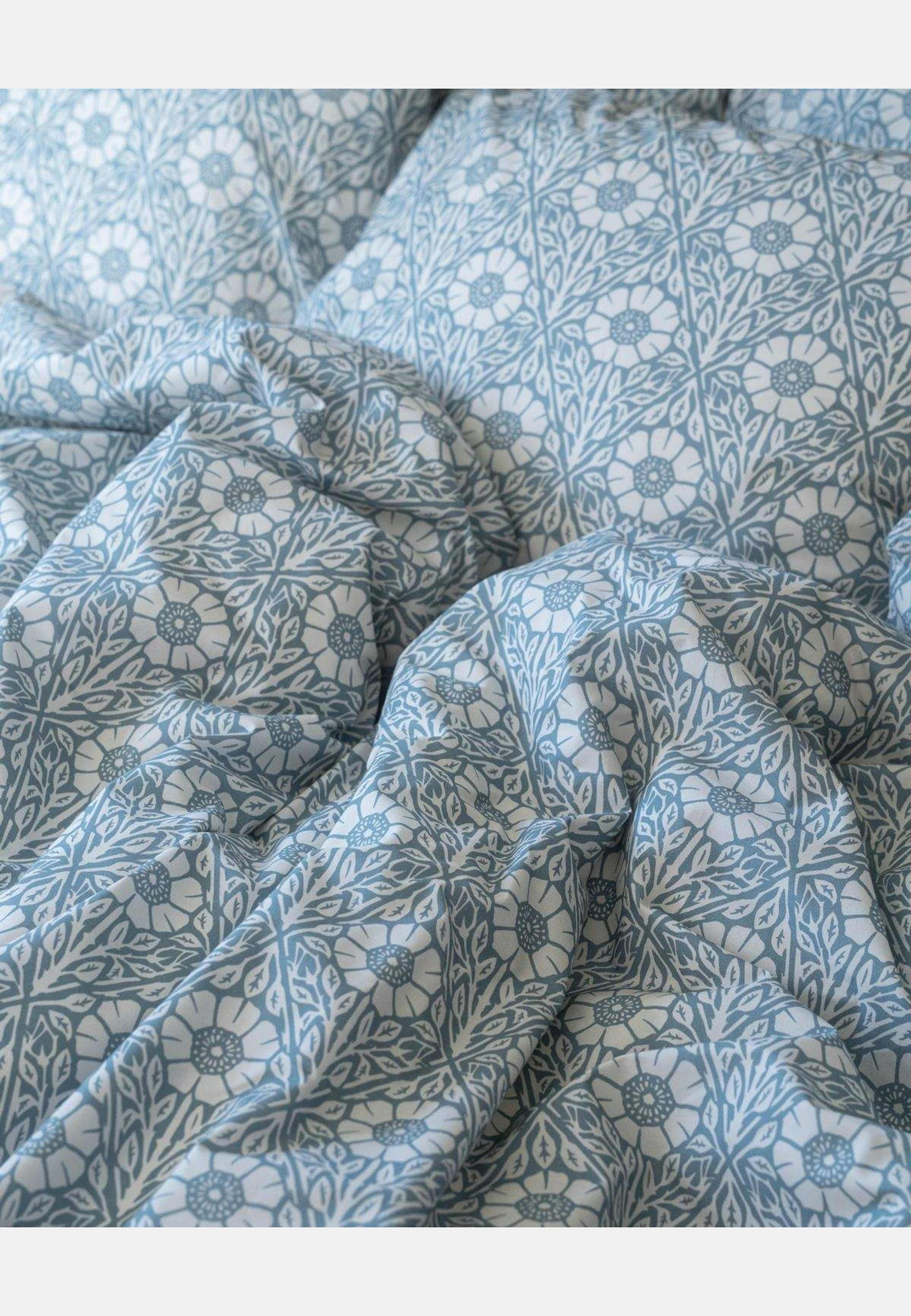 Folkness-täcke mönster, från Folkness, i färgen nyponros blue. Klicka för att öppna bilden i stort format