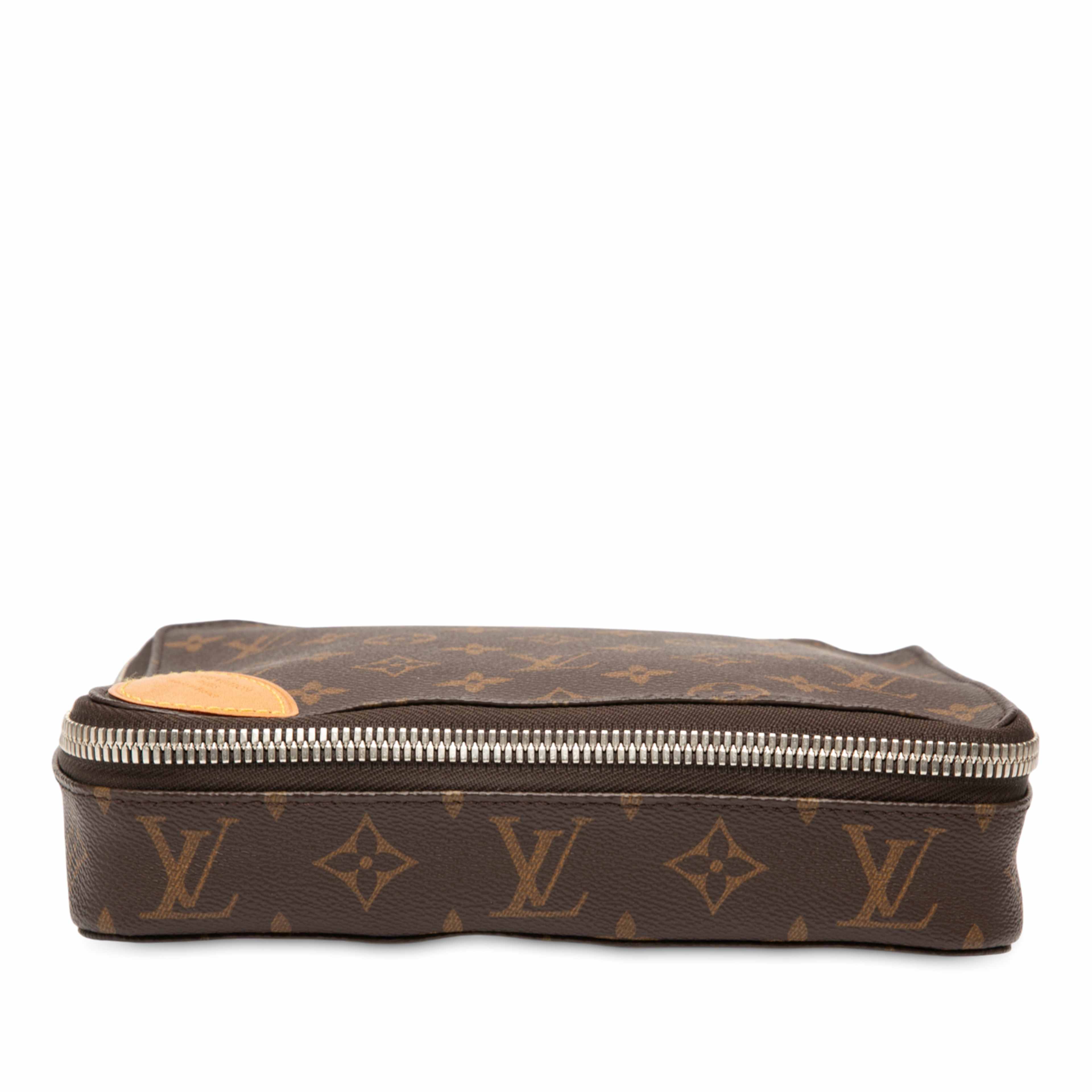 Louis Vuitton Monogram Horizon Accessoires Pouch, från Luxclusif, i färgen brown. Klicka för att öppna bilden i stort format