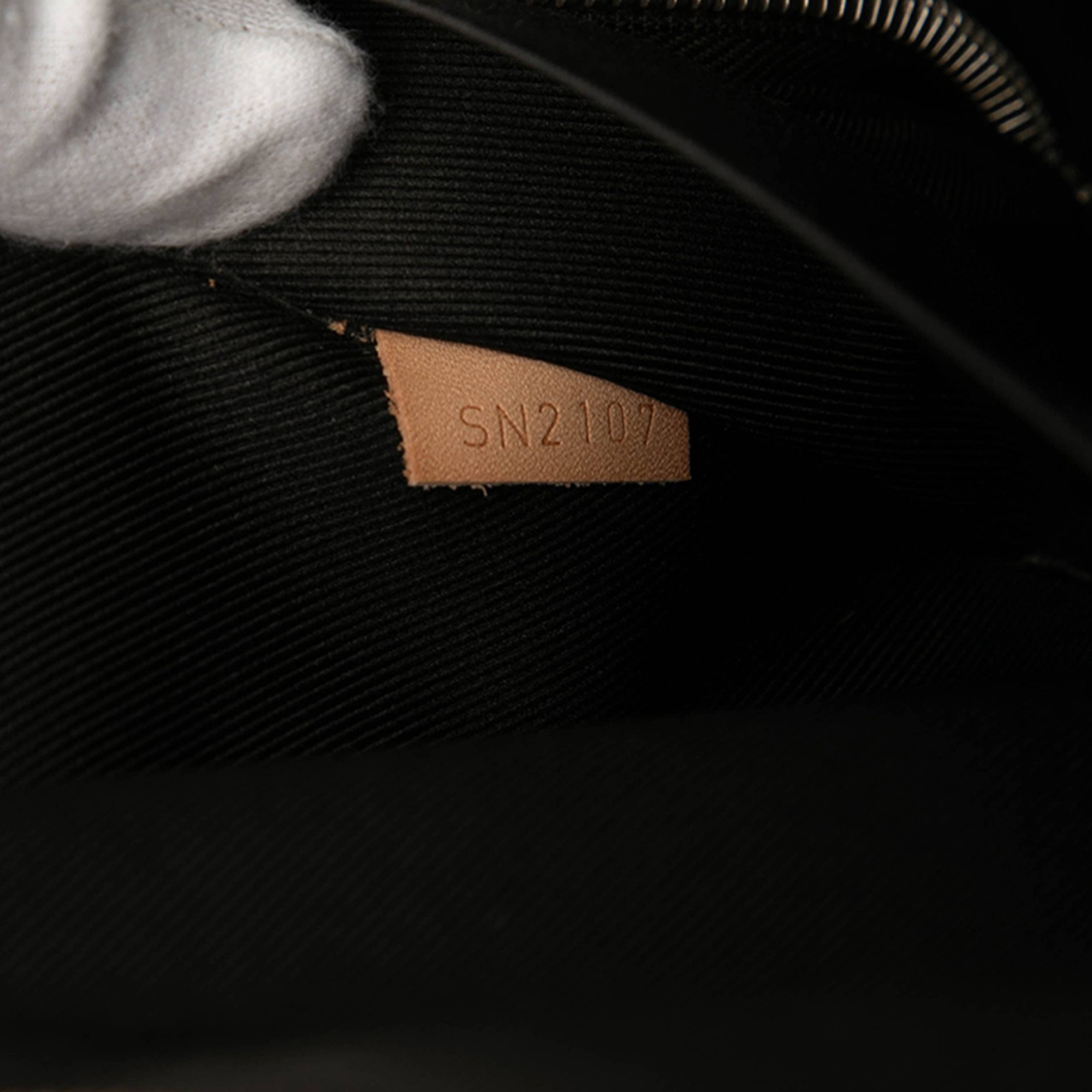 Louis Vuitton Monogram Horizon Accessoires Pouch, från Luxclusif, i färgen brown. Klicka för att öppna bilden i stort format