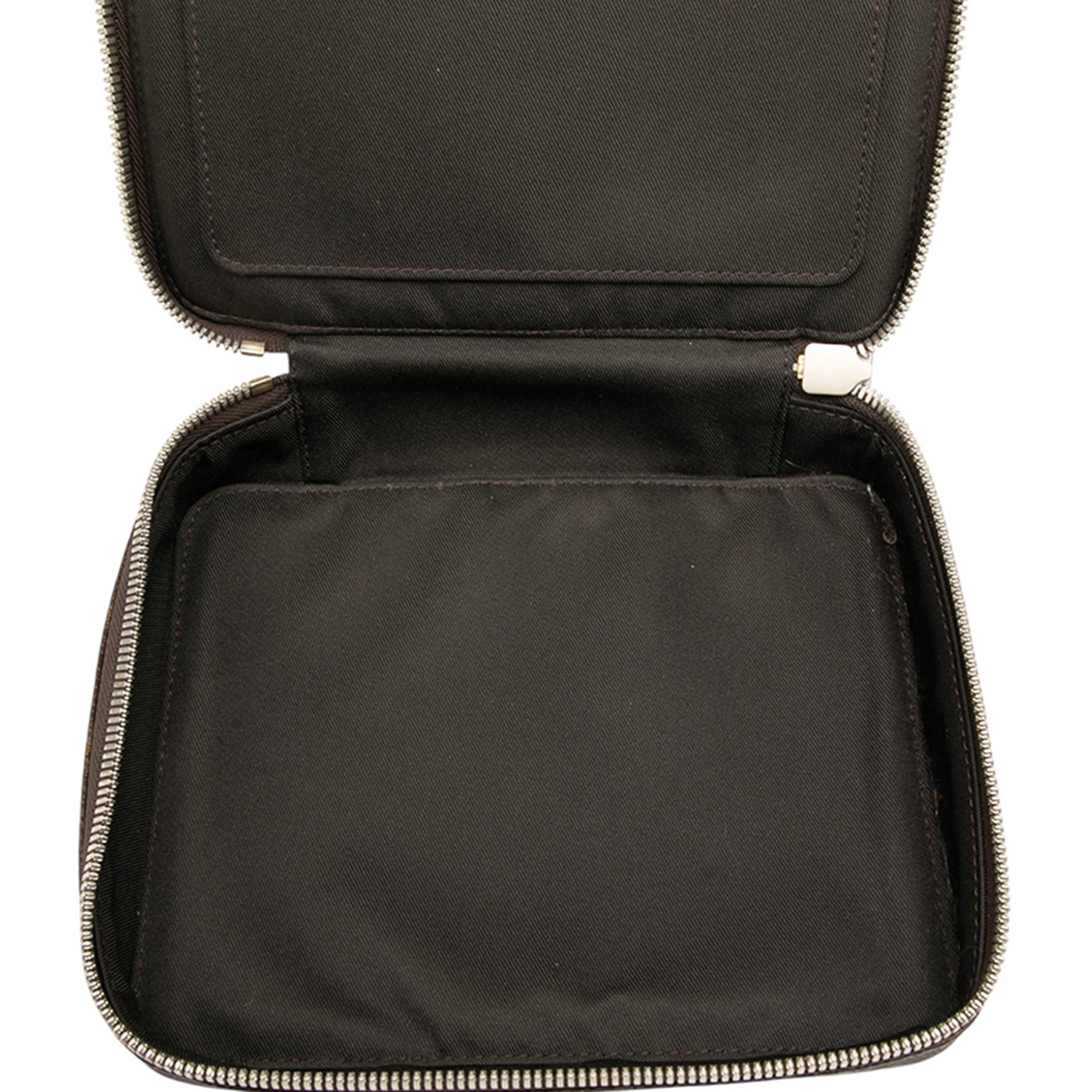 Louis Vuitton Monogram Horizon Accessoires Pouch, från Luxclusif, i färgen brown. Klicka för att öppna bilden i stort format