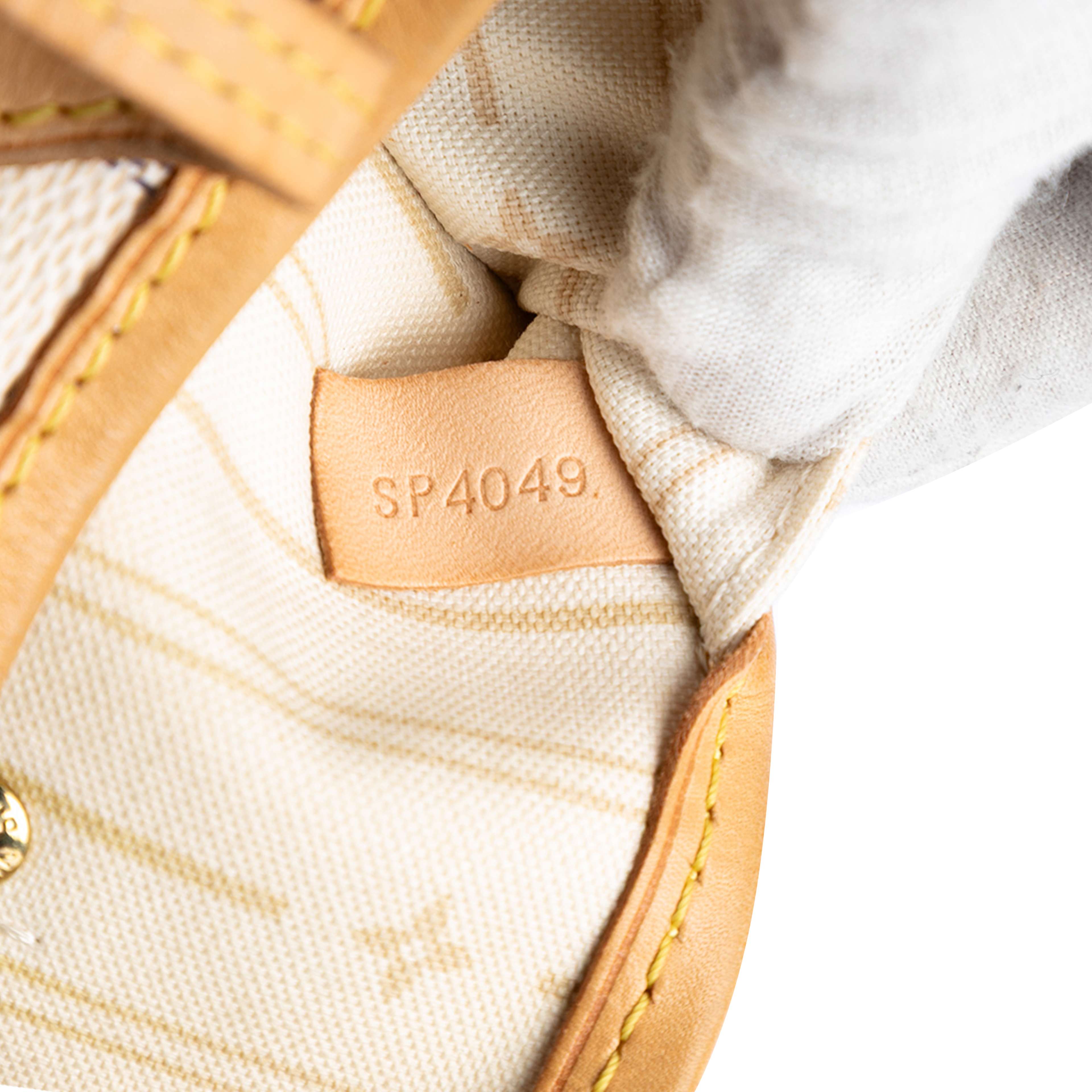 Louis Vuitton Damier Azur Neverfull Mm, från Luxclusif, i färgen white. Klicka för att öppna bilden i stort format