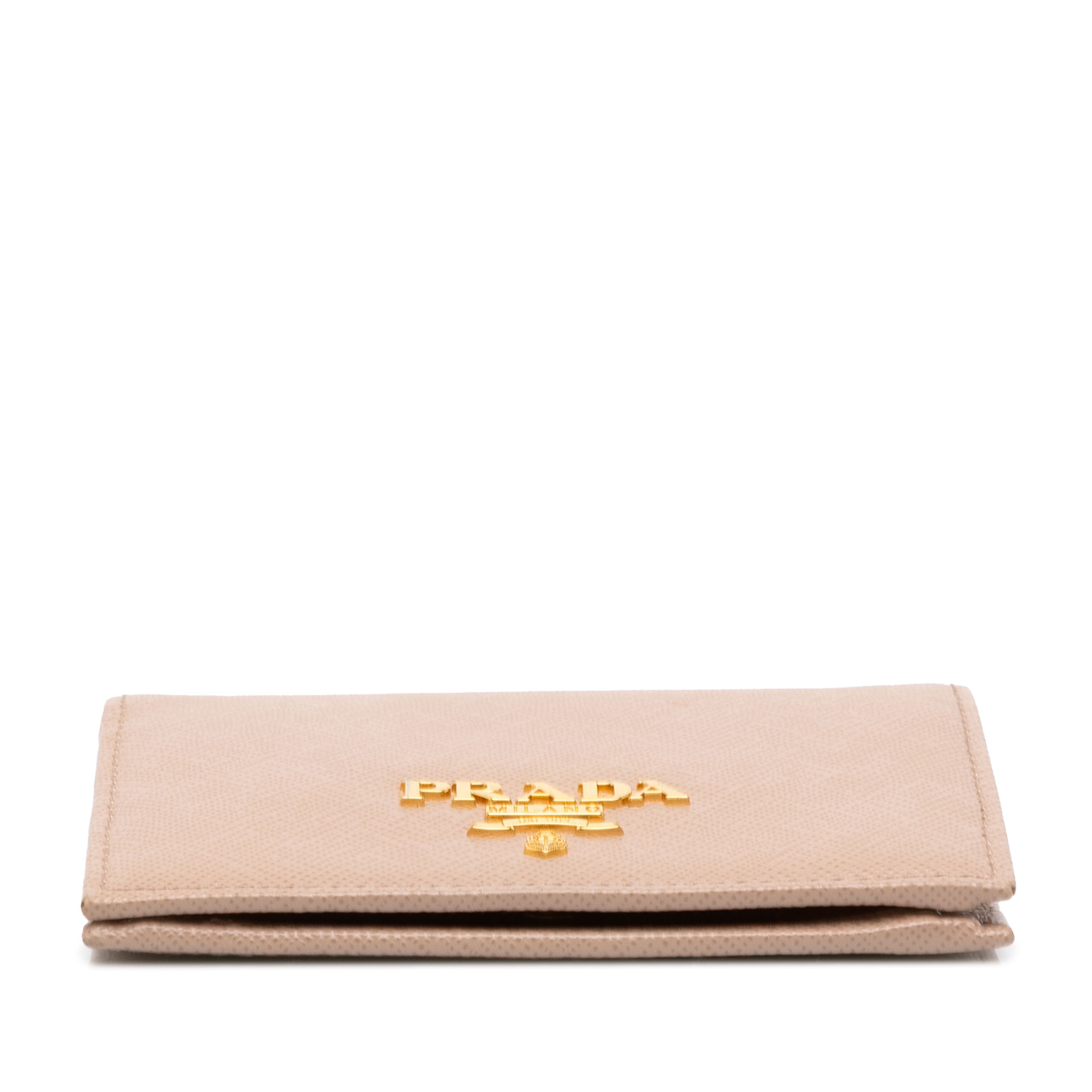 Prada Saffiano Bifold Small Wallet, från Luxclusif, i färgen brun. Klicka för att öppna bilden i stort format