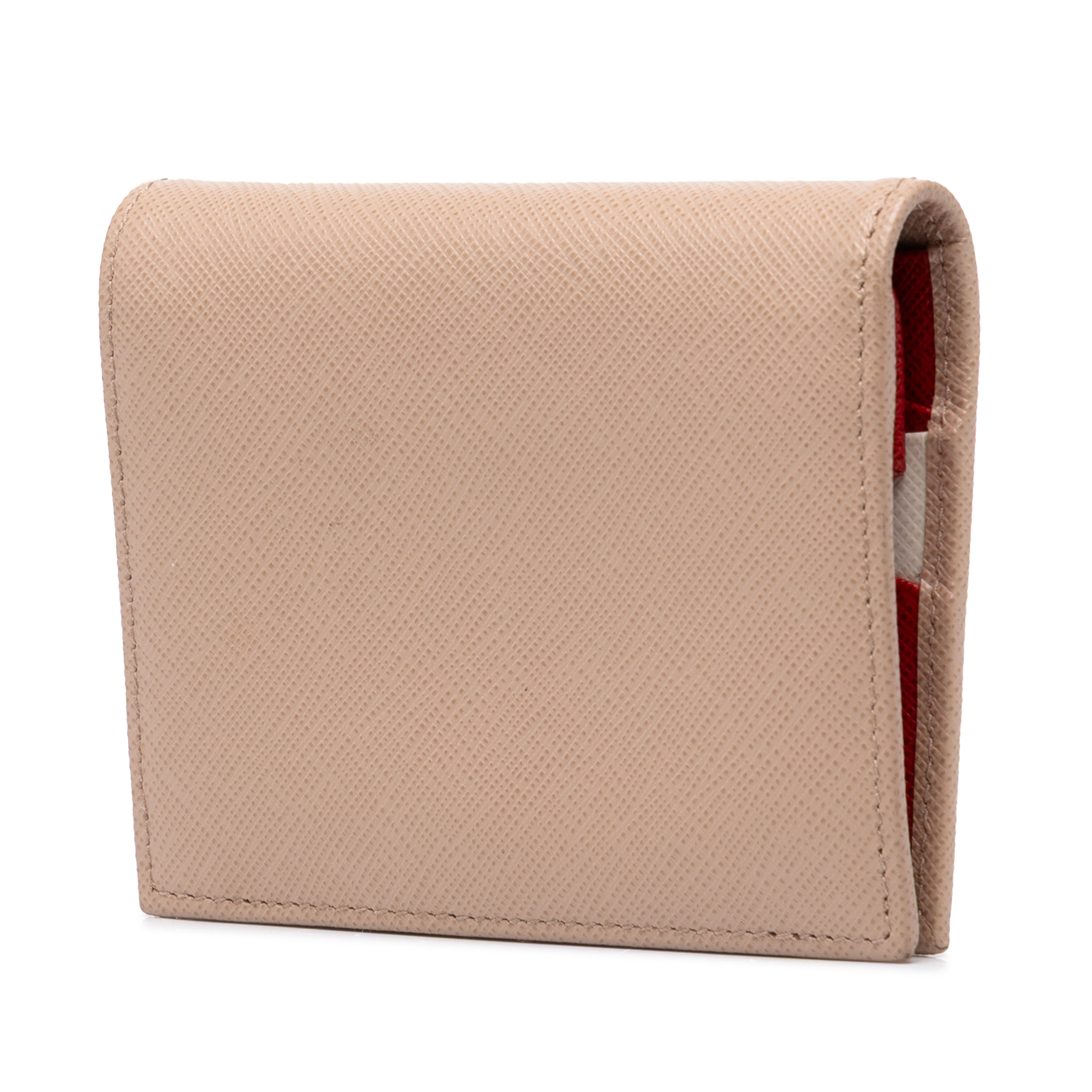 Prada Saffiano Bifold Small Wallet, från Luxclusif, i färgen brun. Klicka för att öppna bilden i stort format