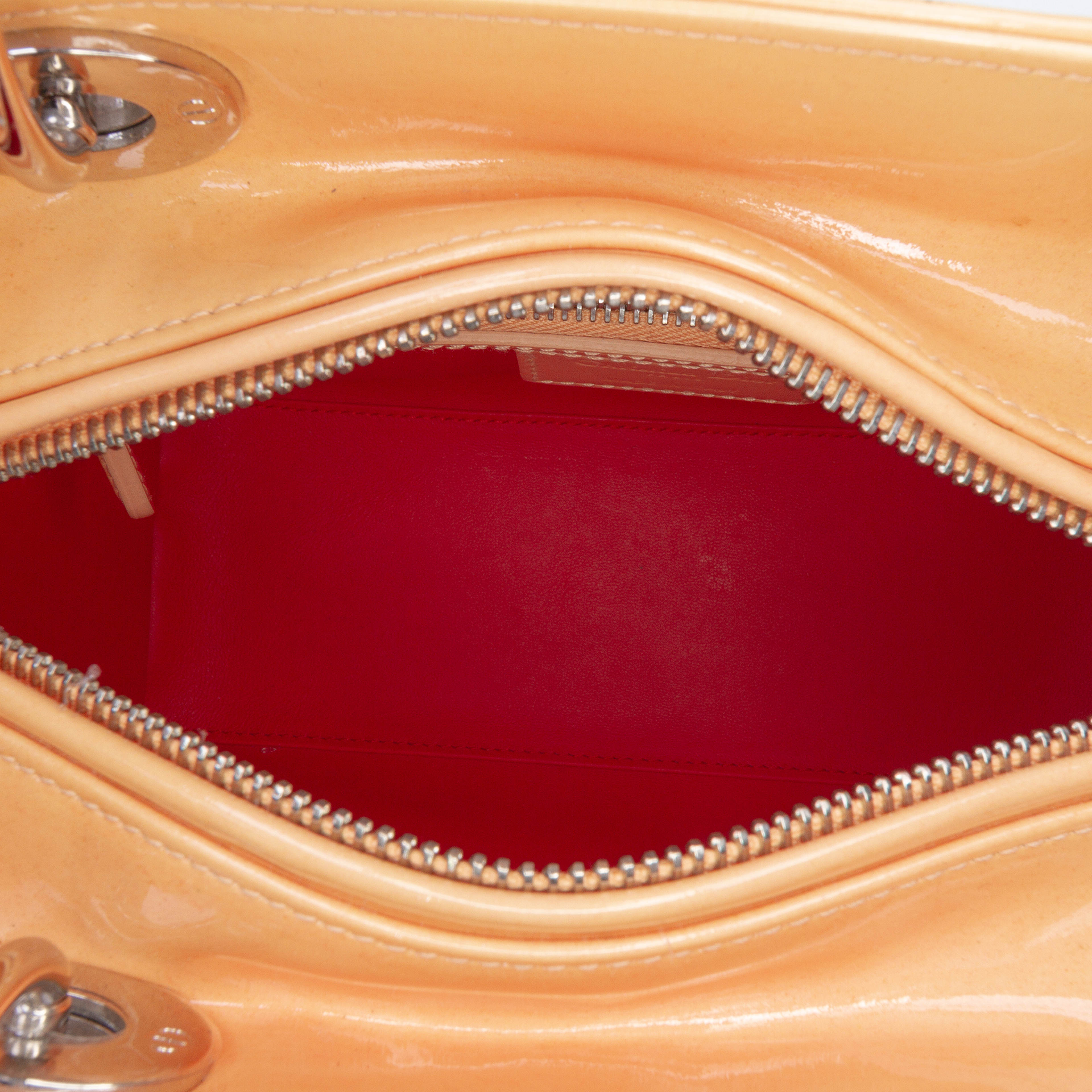 Dior Medium Ombre Patent Cannage Lady Dior, från Luxclusif, i färgen light orange. Klicka för att öppna bilden i stort format