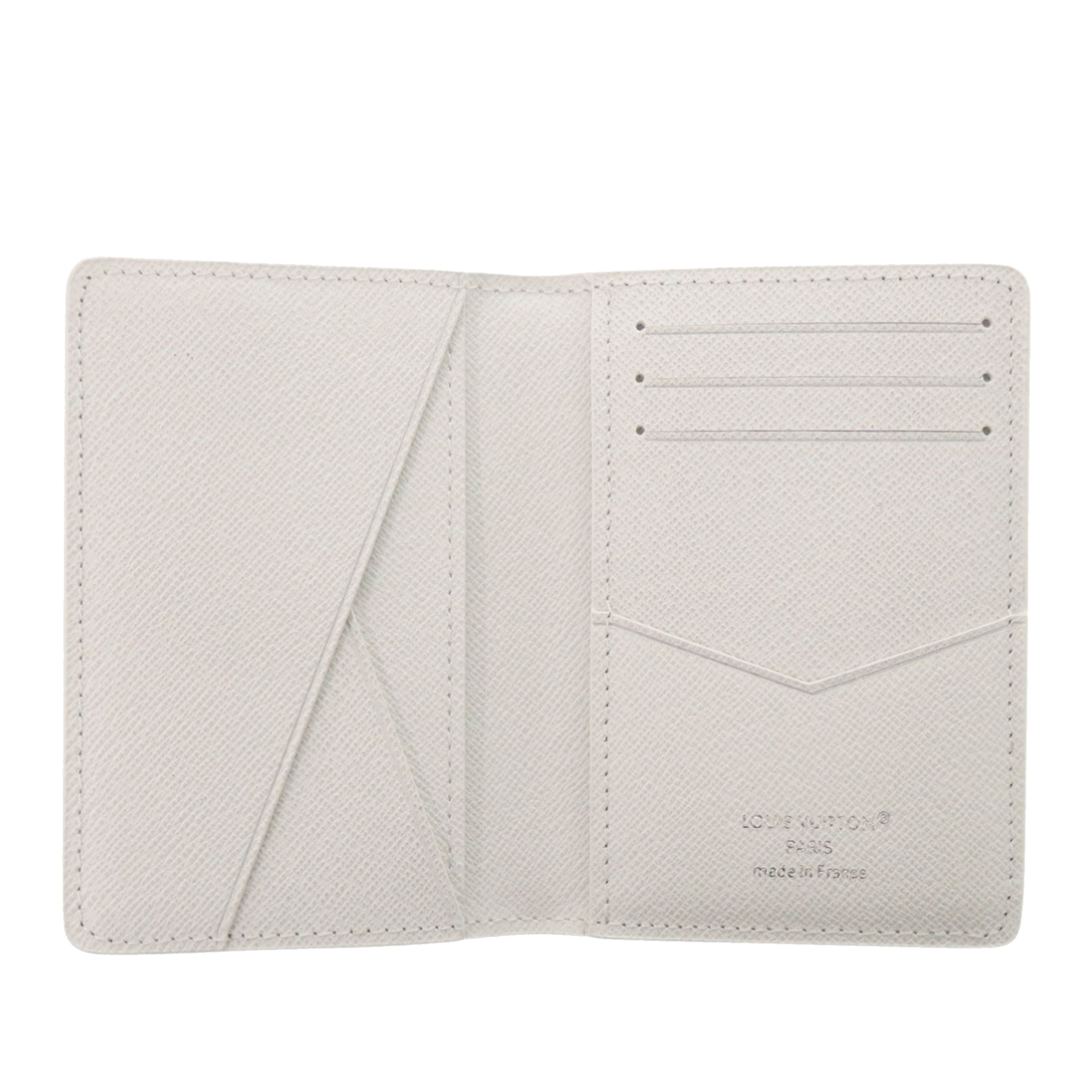 Louis Vuitton Monogram Ski Pocket Organizer, från Luxclusif, i färgen white. Klicka för att öppna bilden i stort format