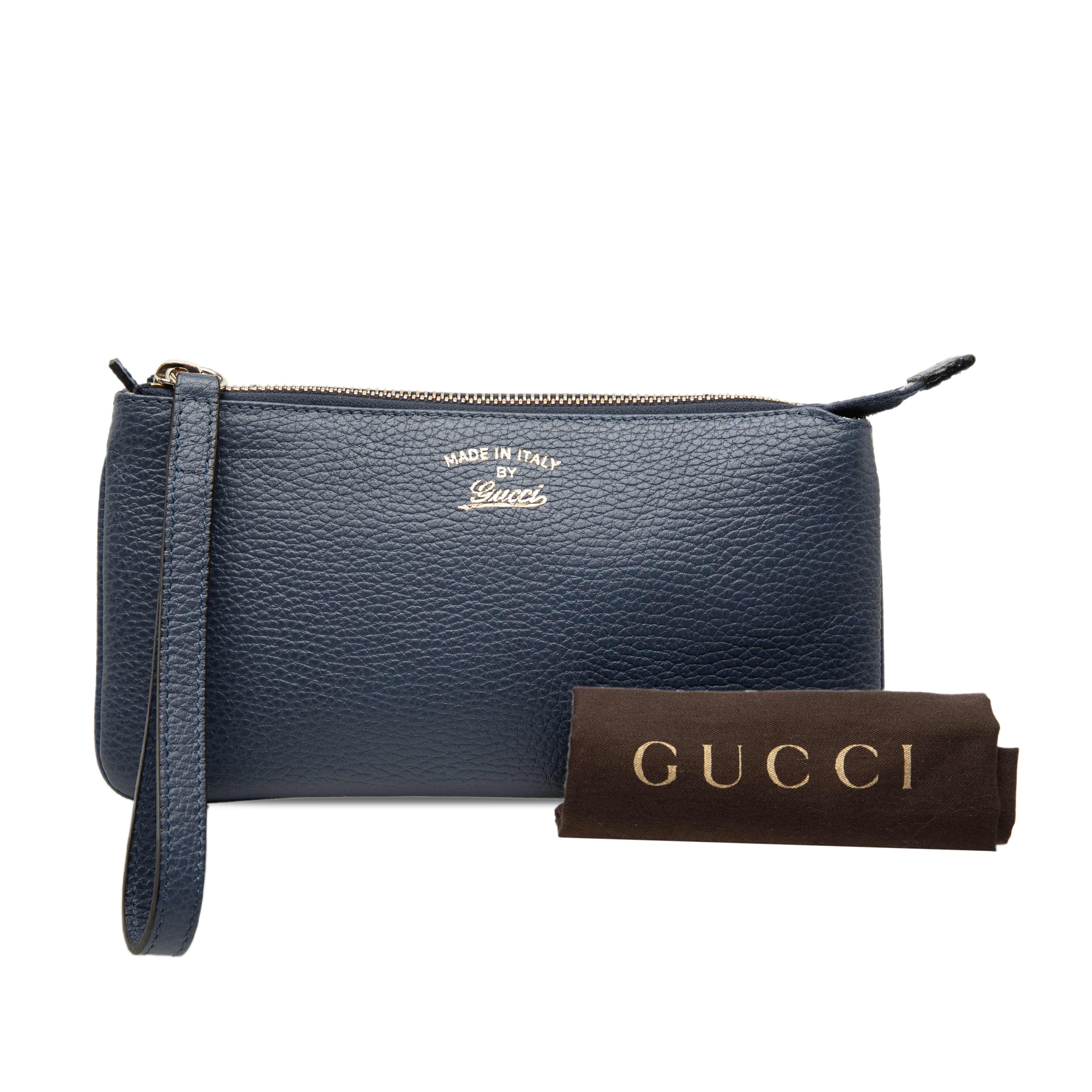 Gucci Pebbled Leather Swing Wristlet Pouch, från Luxclusif, i färgen blå. Klicka för att öppna bilden i stort format