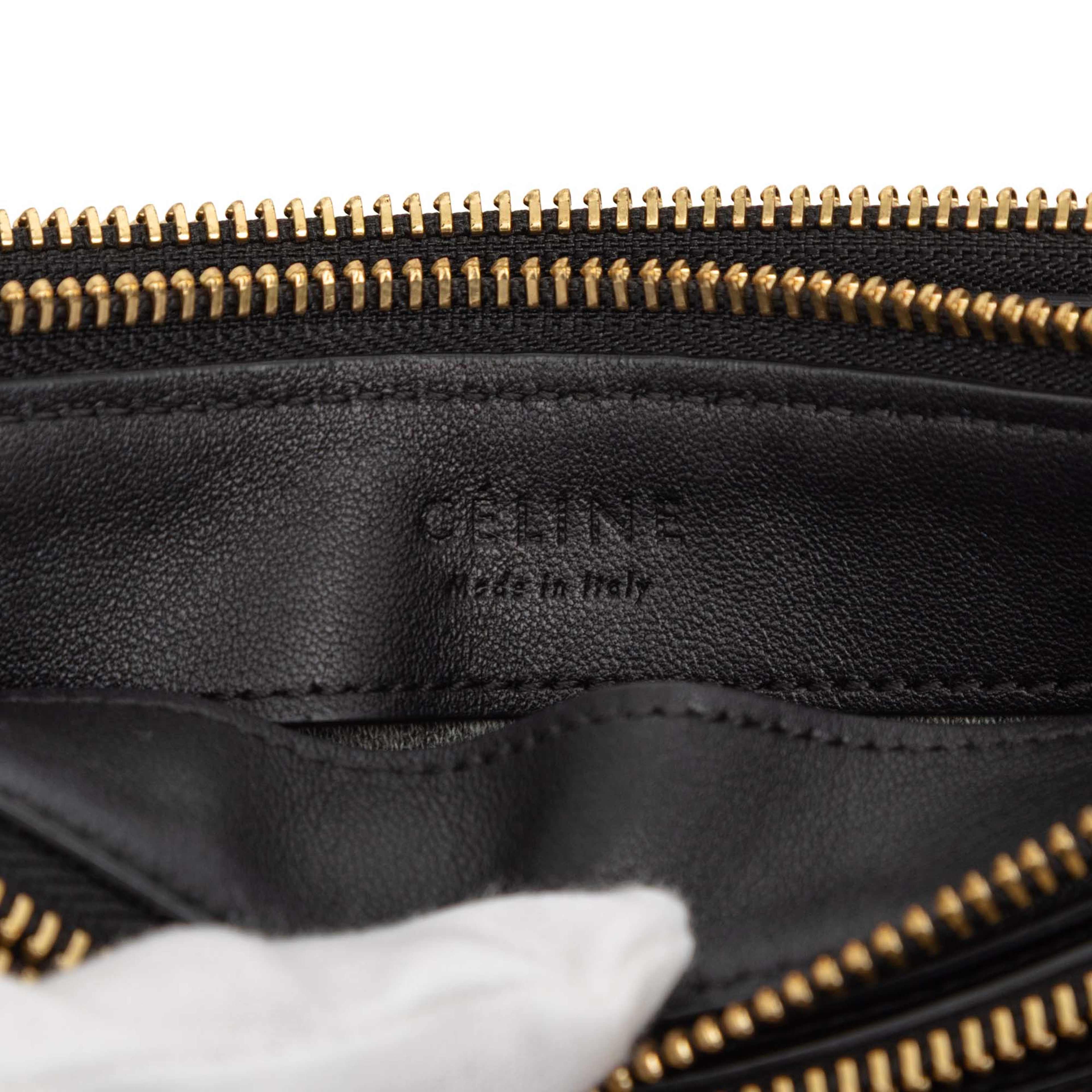 Celine Large Lambskin Trio Crossbody, från Luxclusif, i färgen black. Klicka för att öppna bilden i stort format