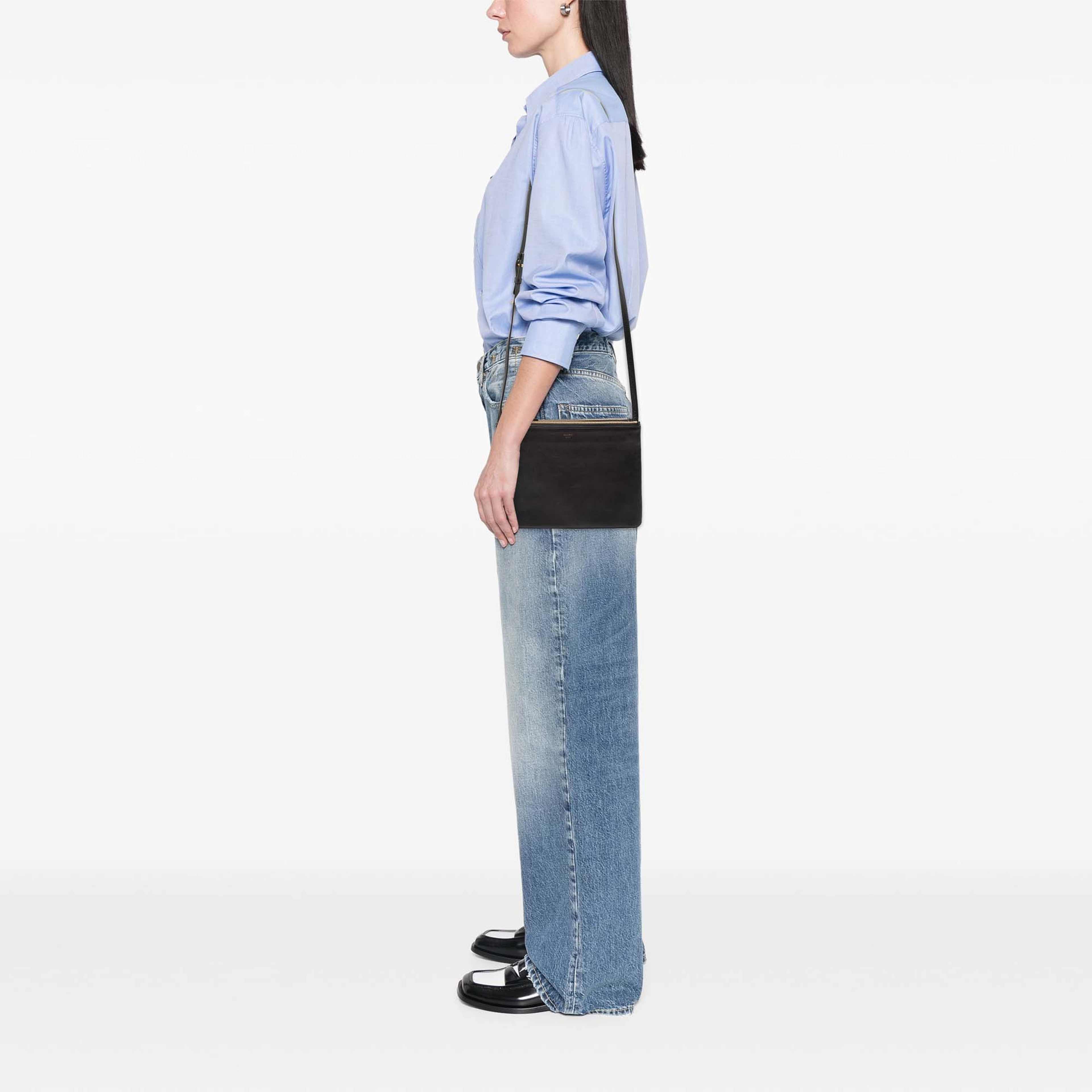 Celine Large Lambskin Trio Crossbody, från Luxclusif, i färgen svart. Klicka för att öppna bilden i stort format