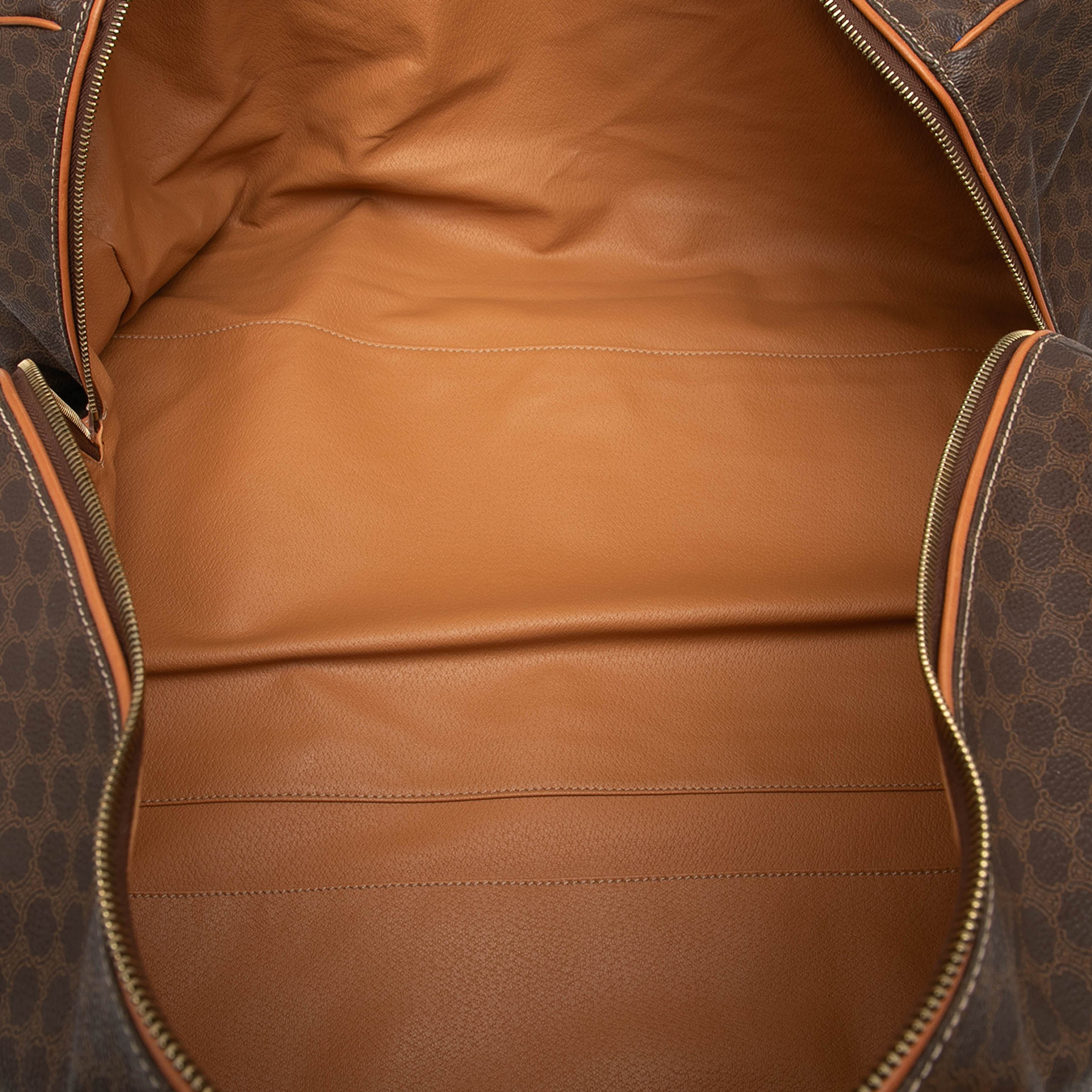 Celine Macadam Coated Canvas Travel Bag, från Luxclusif, i färgen brown. Klicka för att öppna bilden i stort format