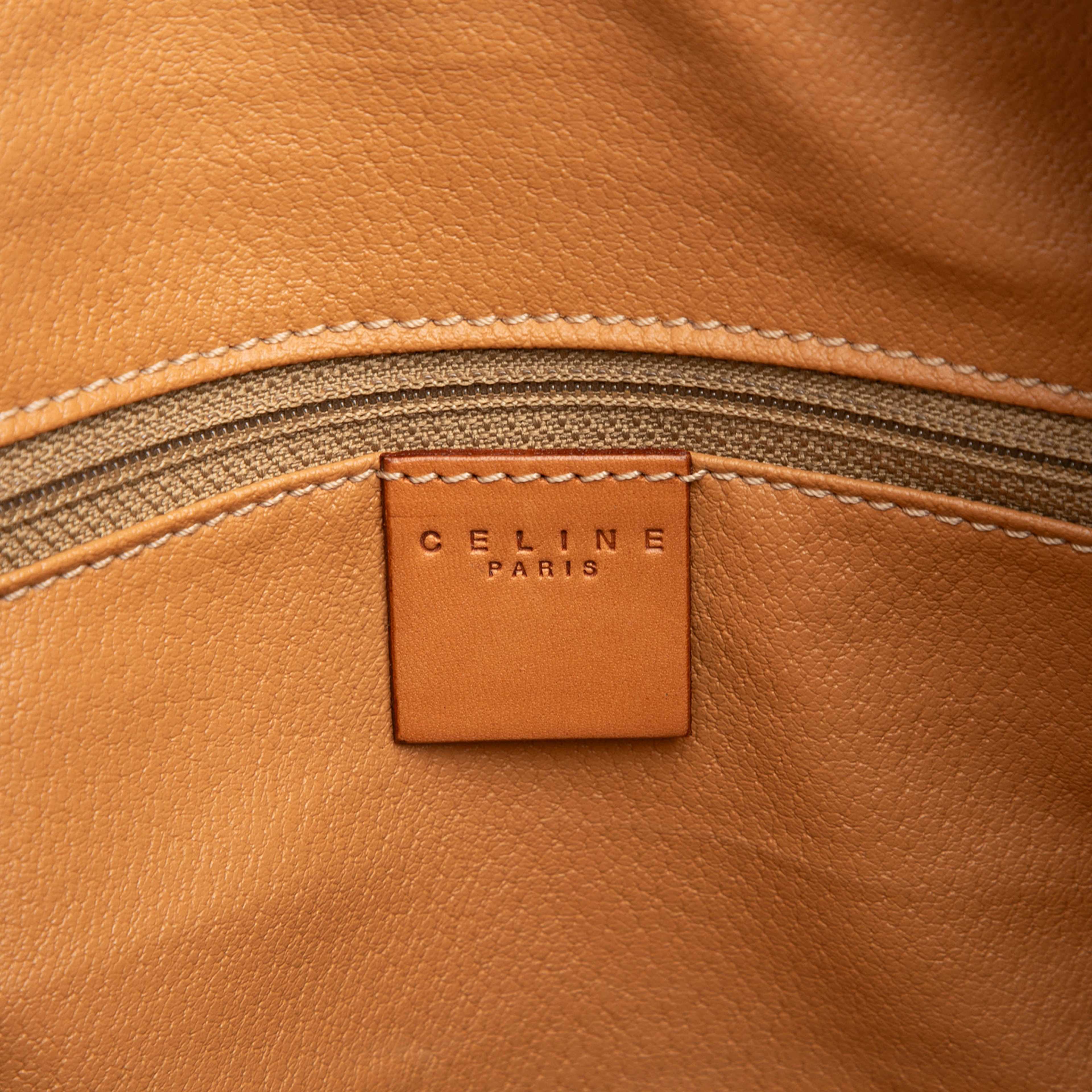 Celine Macadam Coated Canvas Travel Bag, från Luxclusif, i färgen brown. Klicka för att öppna bilden i stort format