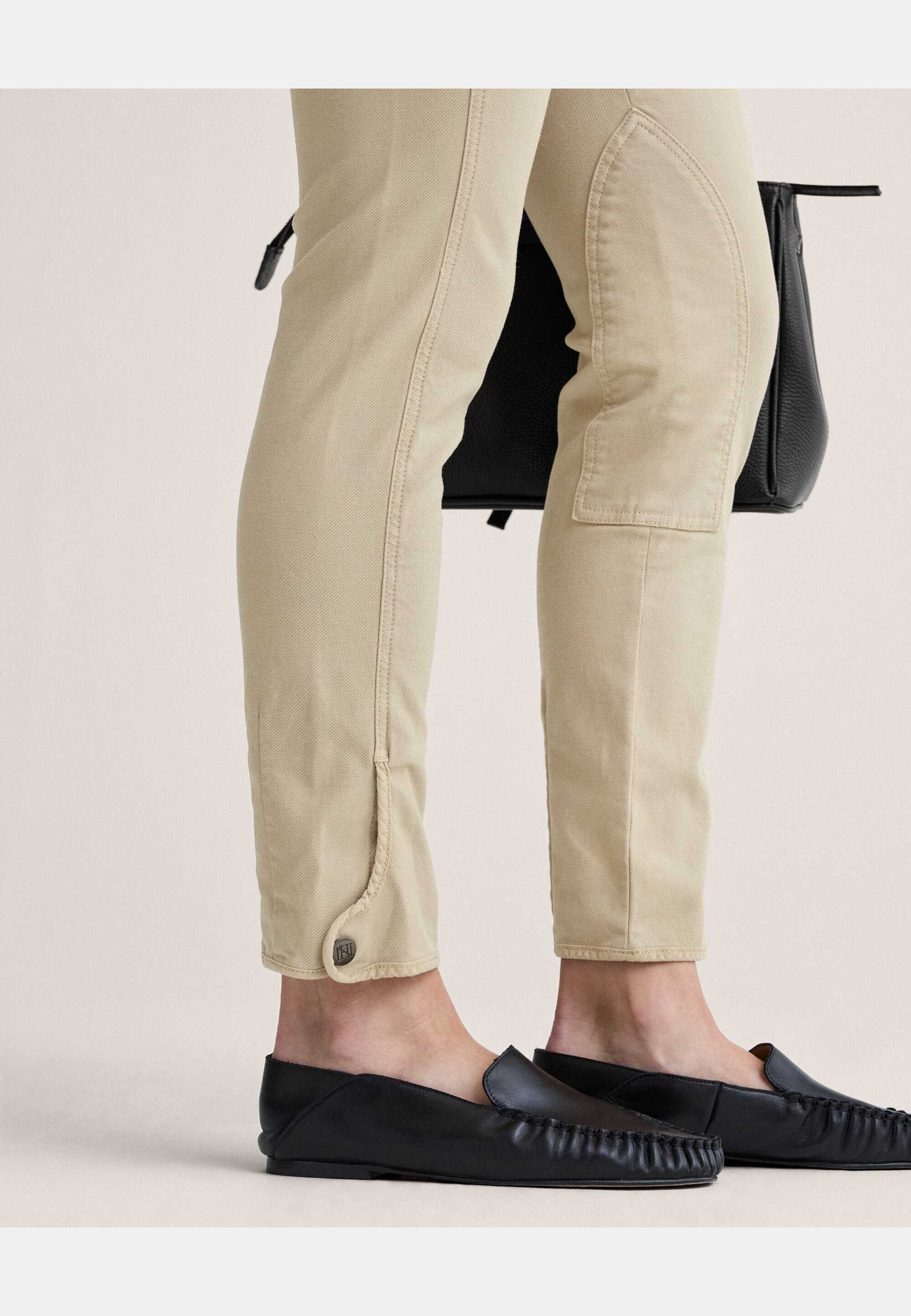 Rina Trousers, från Newhouse, i färgen sand. Klicka för att öppna bilden i stort format