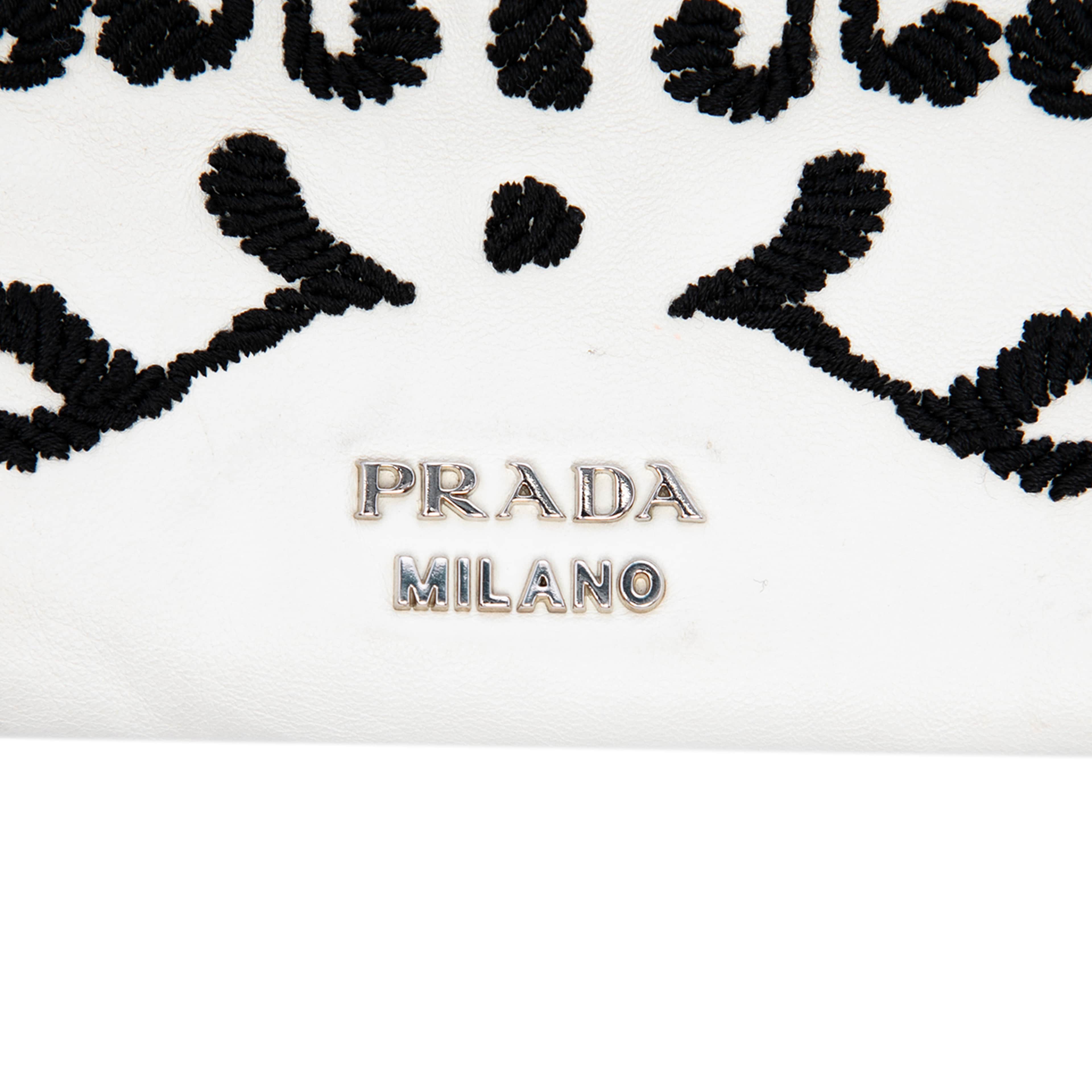 Prada Nappa Ricamo Tote, från Luxclusif, i färgen vit. Klicka för att öppna bilden i stort format