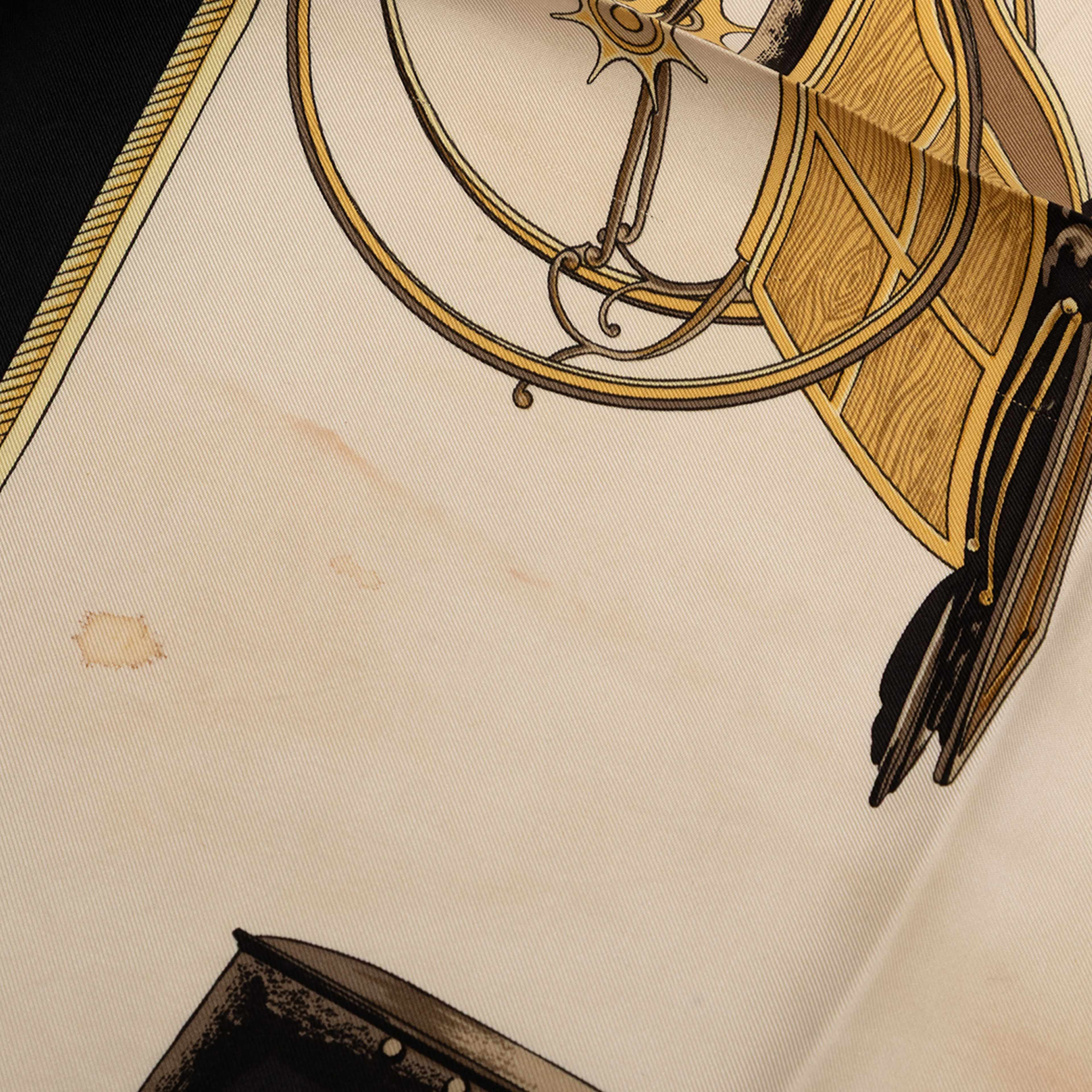 Hermès Les Voitures A Transformation Silk Scarf  90, från Luxclusif, i färgen ivory. Klicka för att öppna bilden i stort format