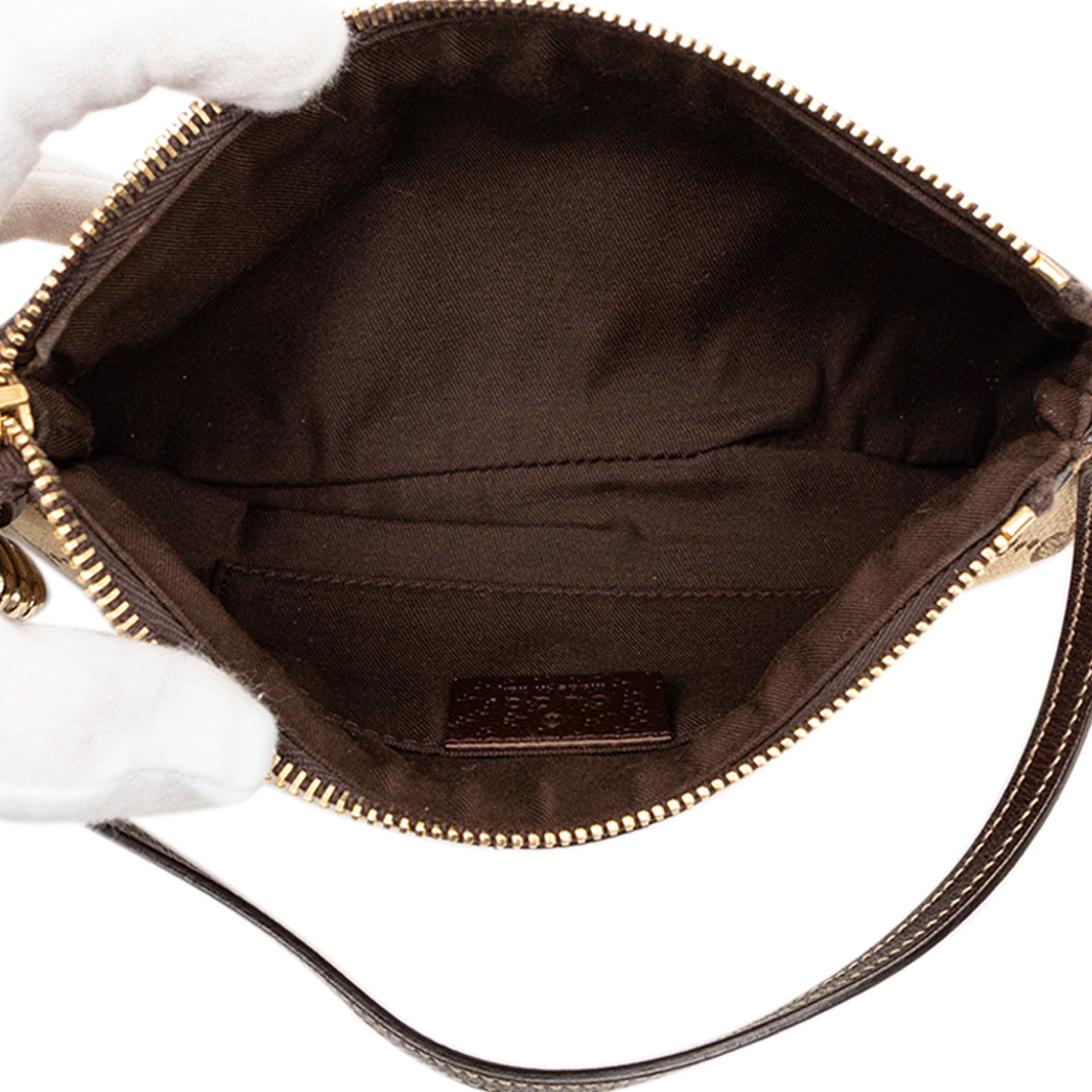 Gucci Gg Canvas Bumble Bee Charm Pochette, från Luxclusif, i färgen beige. Klicka för att öppna bilden i stort format