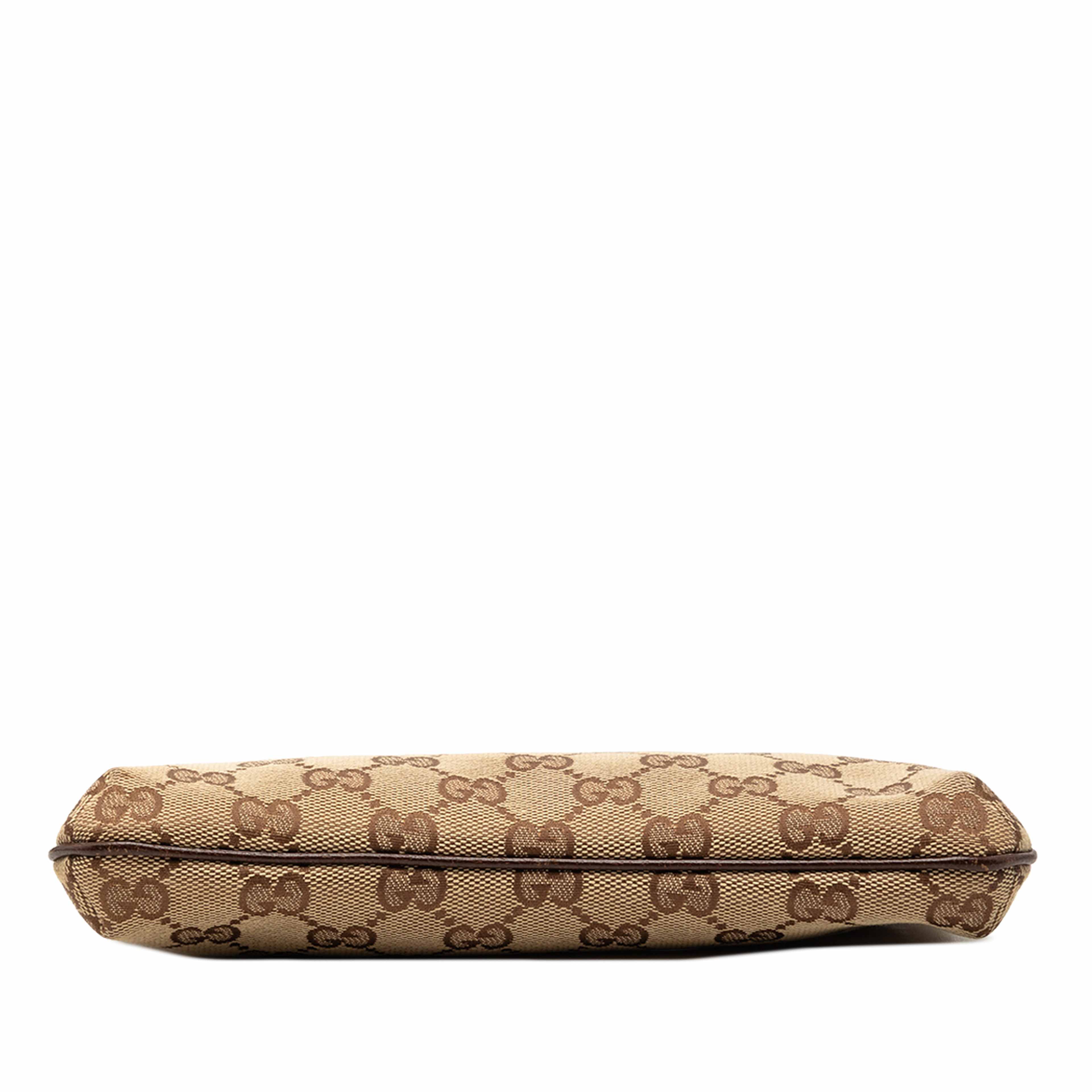 Gucci Gg Canvas Bumble Bee Charm Pochette, från Luxclusif, i färgen beige. Klicka för att öppna bilden i stort format