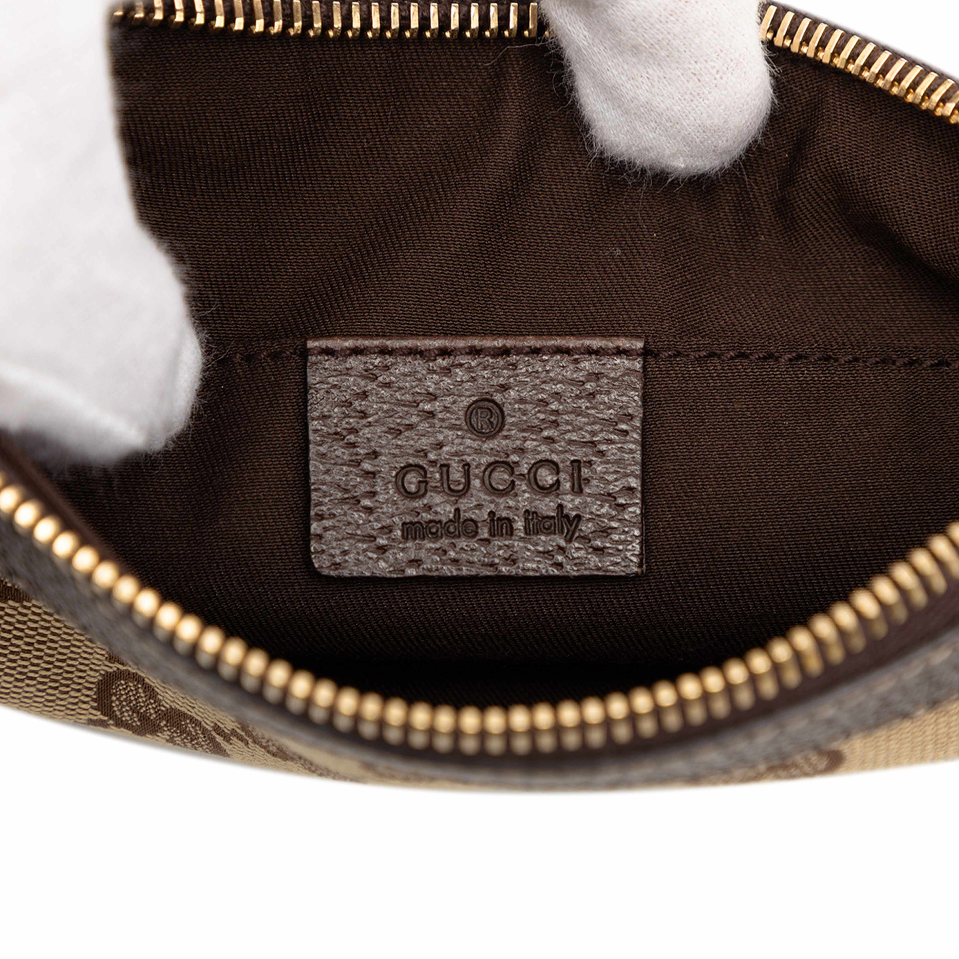 Gucci Gg Canvas Bumble Bee Charm Pochette, från Luxclusif, i färgen beige. Klicka för att öppna bilden i stort format