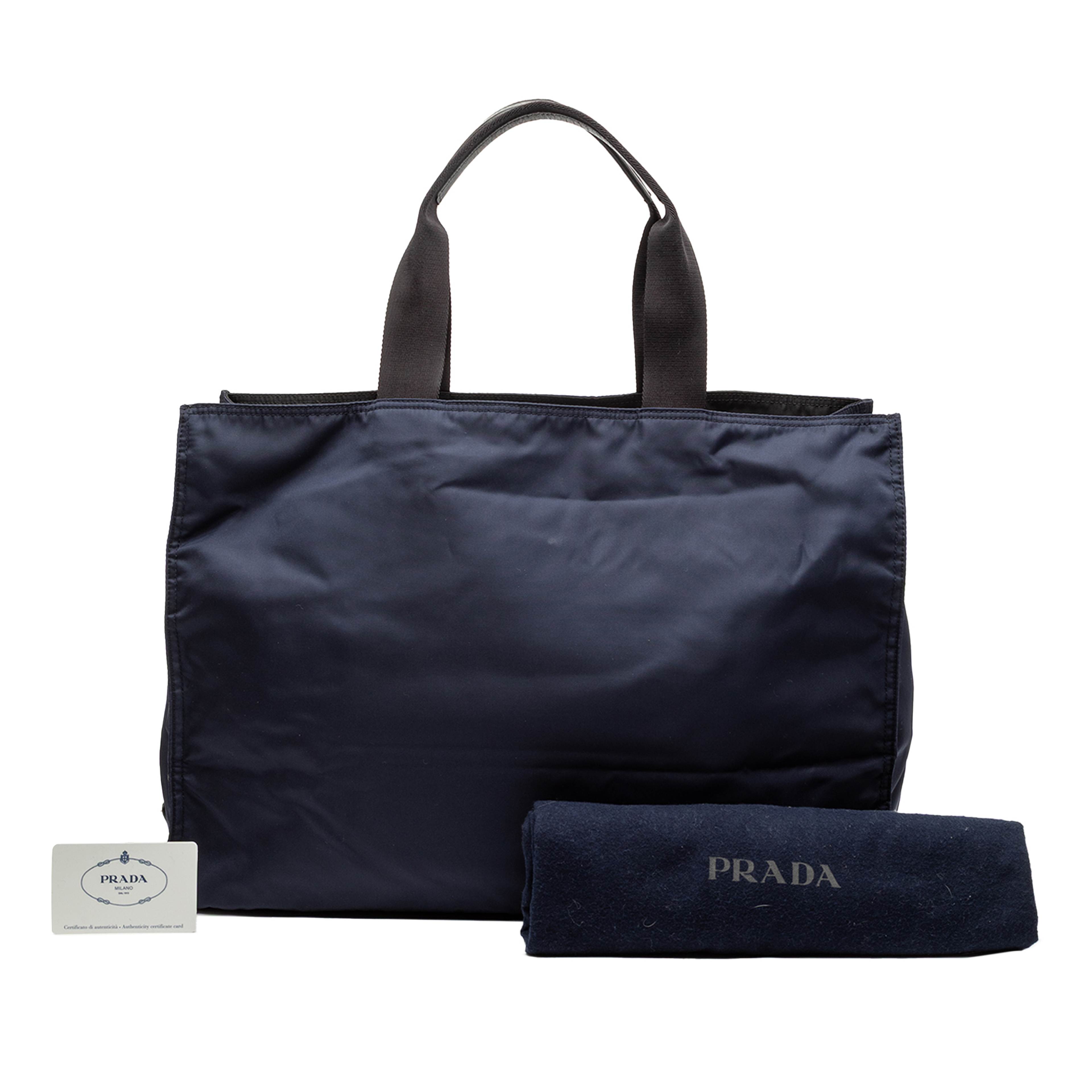 Prada Tessuto Tote, från Luxclusif, i färgen blå. Klicka för att öppna bilden i stort format