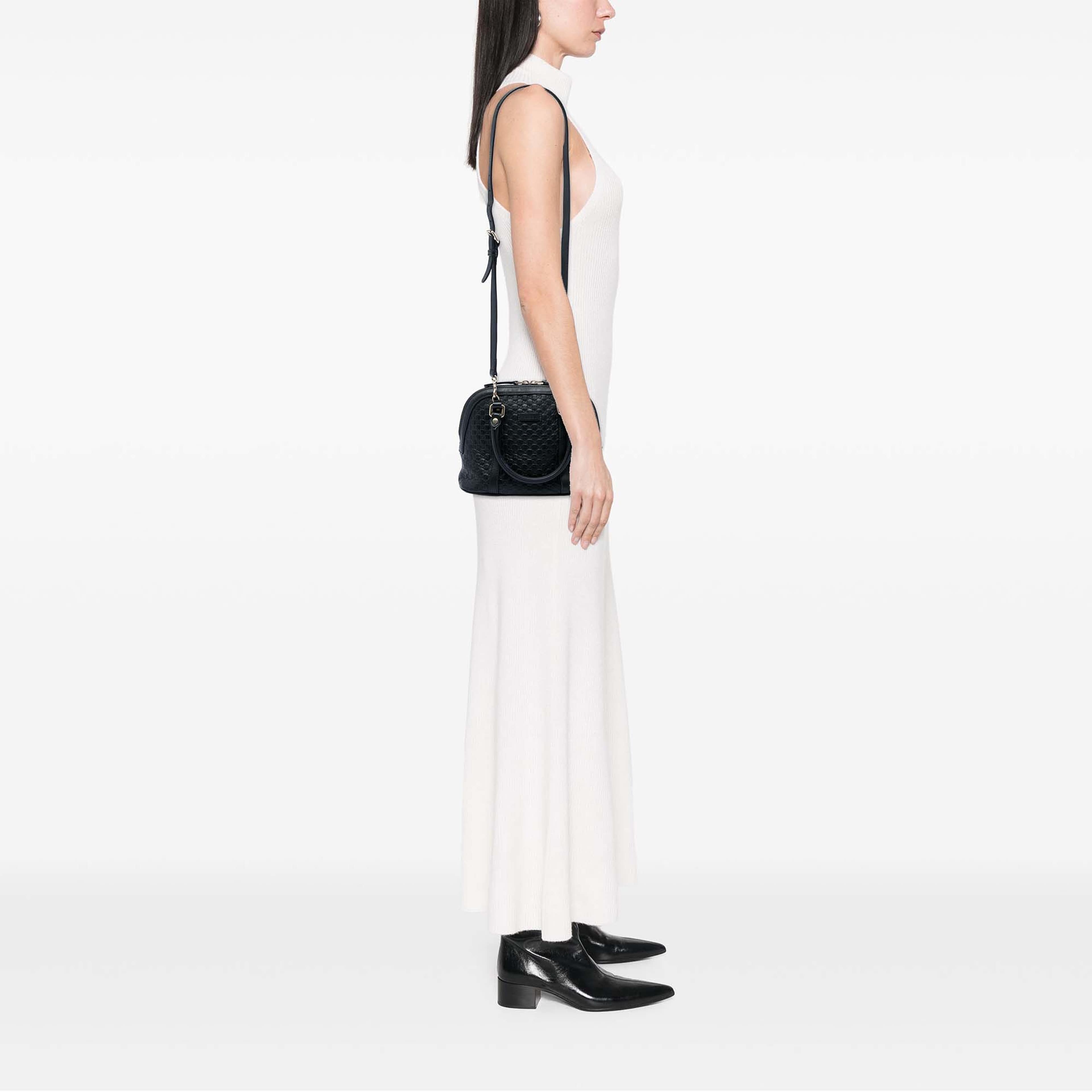 Gucci Mini Microguccissima Dome Satchel, från Luxclusif, i färgen svart. Klicka för att öppna bilden i stort format