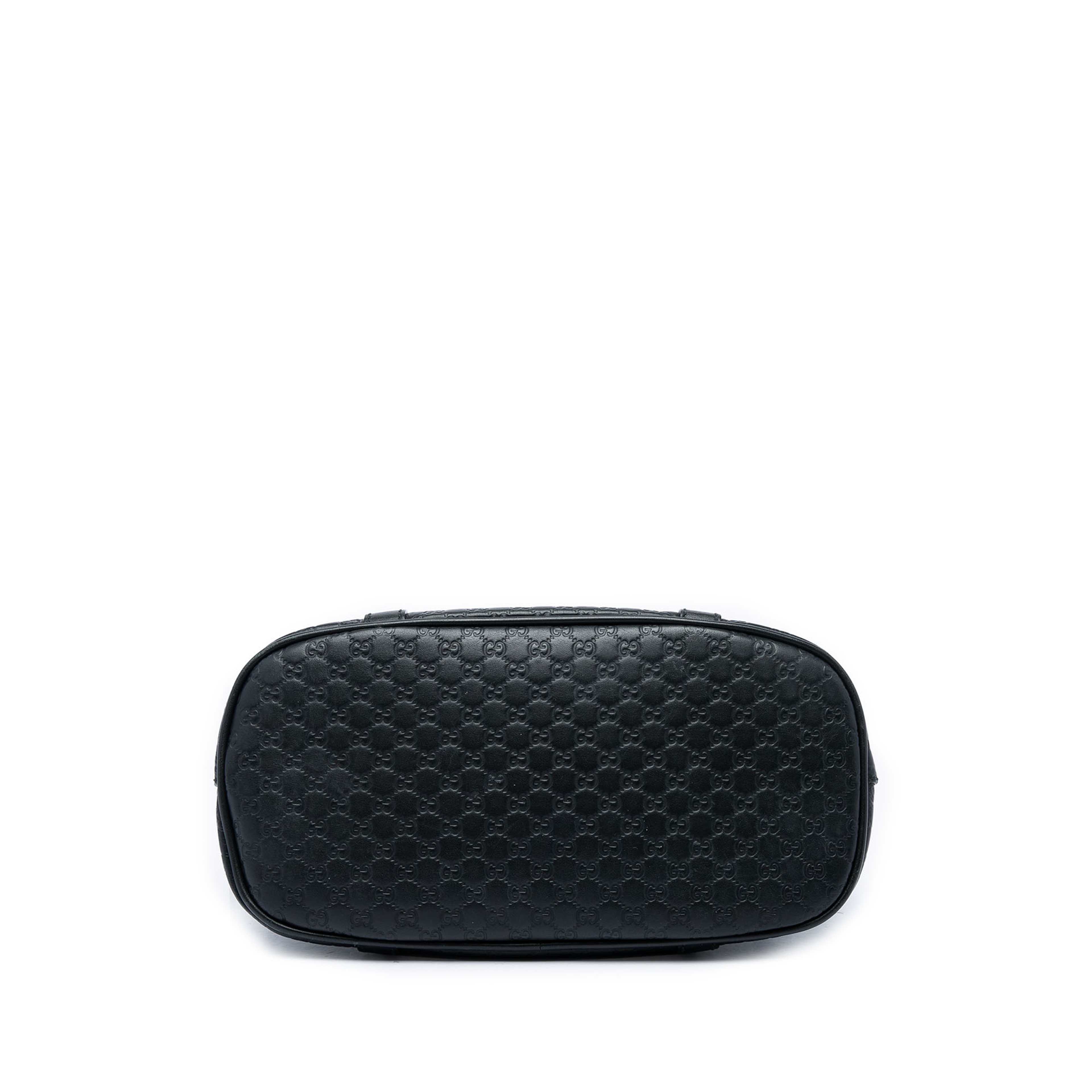Gucci Mini Microguccissima Dome Satchel, från Luxclusif, i färgen svart. Klicka för att öppna bilden i stort format