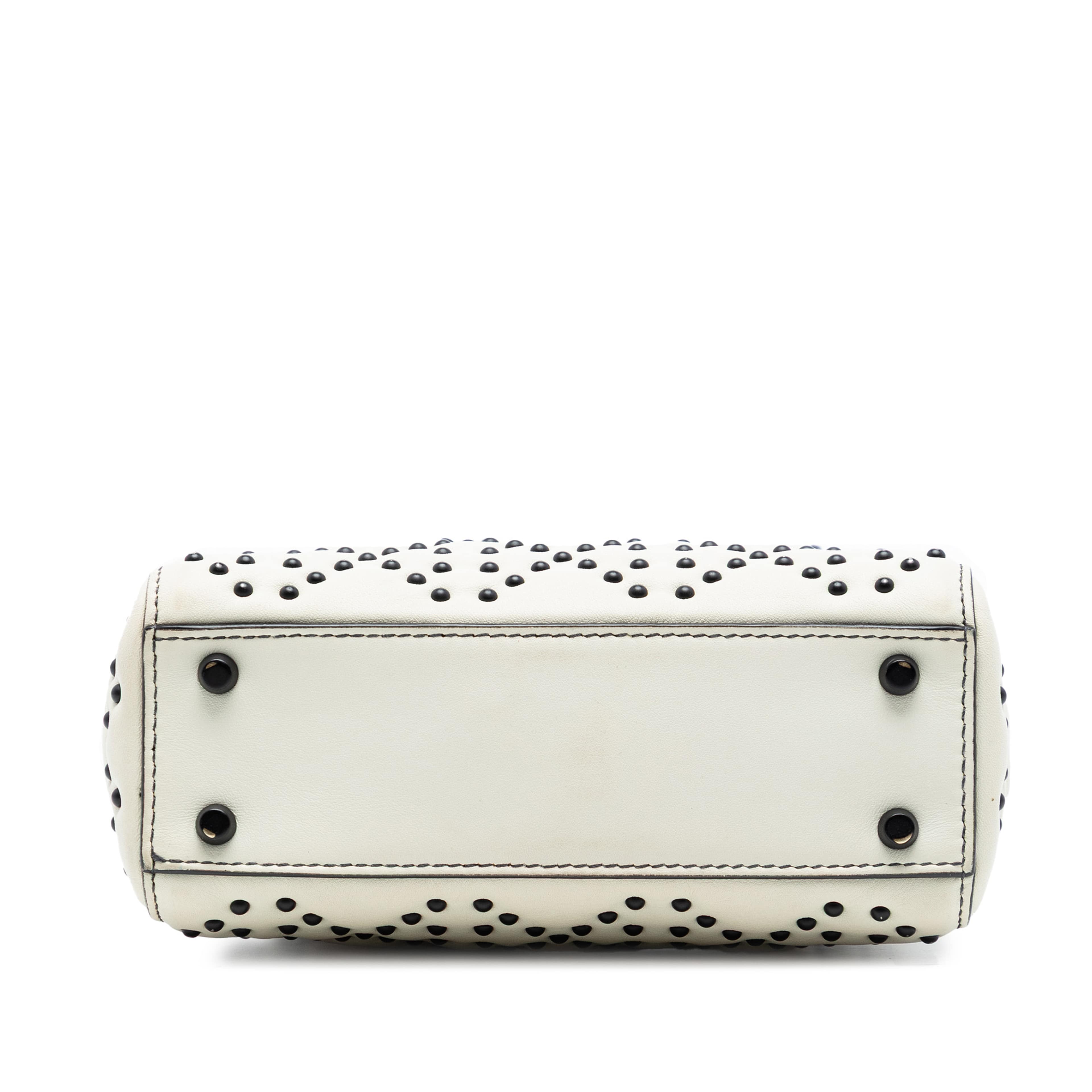 Dior Mini Lambskin Cannage Studded Supple Lady Dior, från Luxclusif, i färgen vit. Klicka för att öppna bilden i stort format
