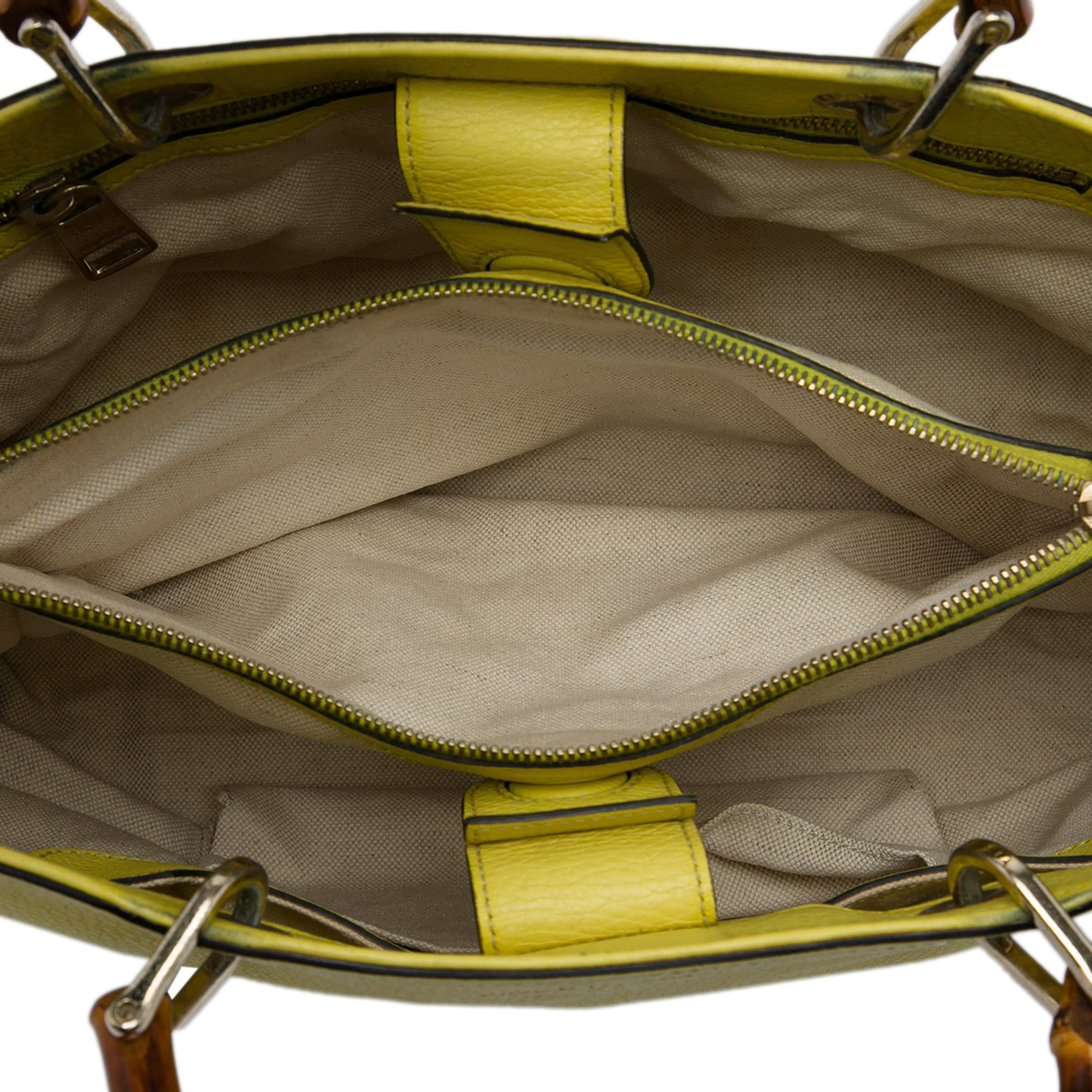 Gucci Medium Calfskin Bamboo Shopper Satchel, från Luxclusif, i färgen gul. Klicka för att öppna bilden i stort format