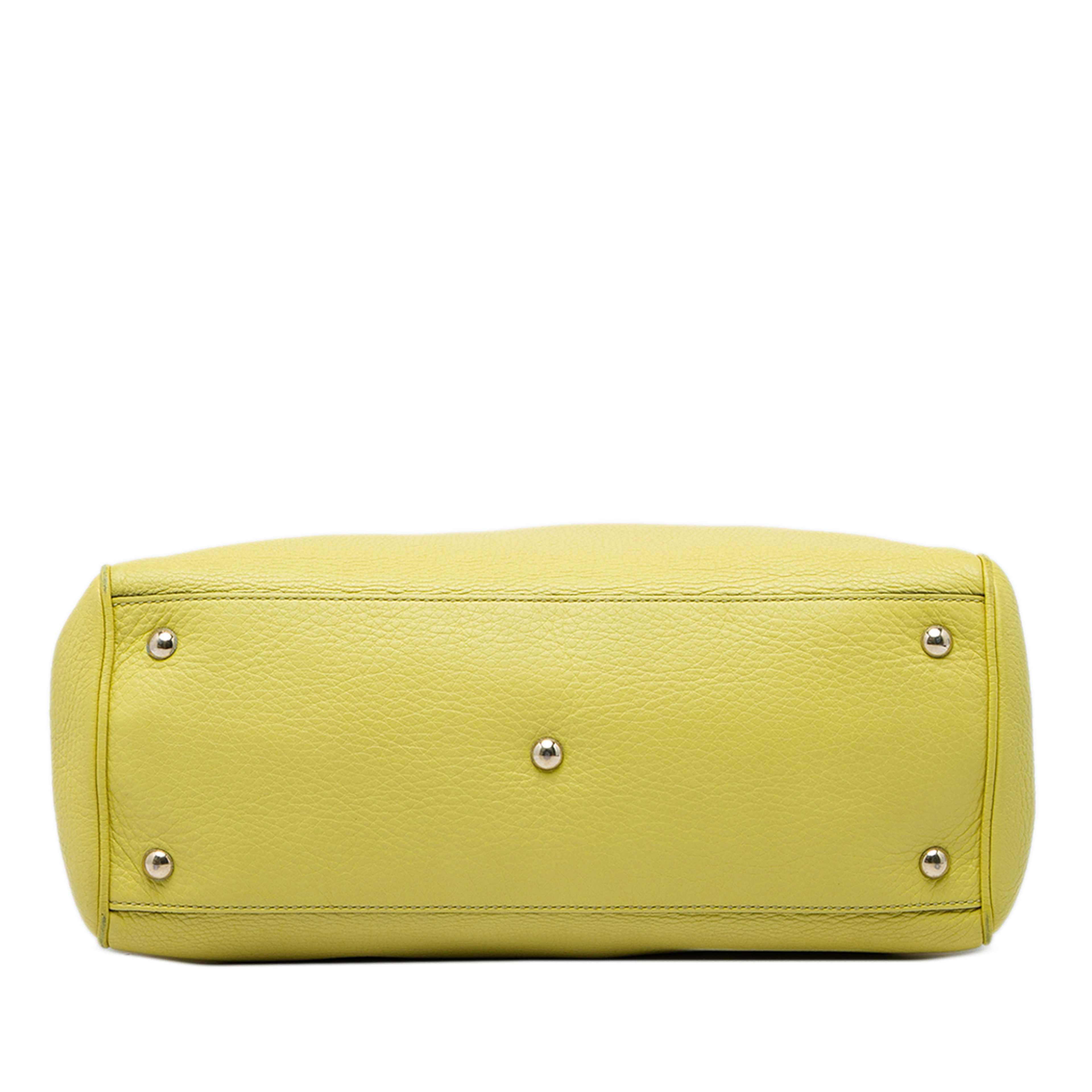 Gucci Medium Calfskin Bamboo Shopper Satchel, från Luxclusif, i färgen gul. Klicka för att öppna bilden i stort format