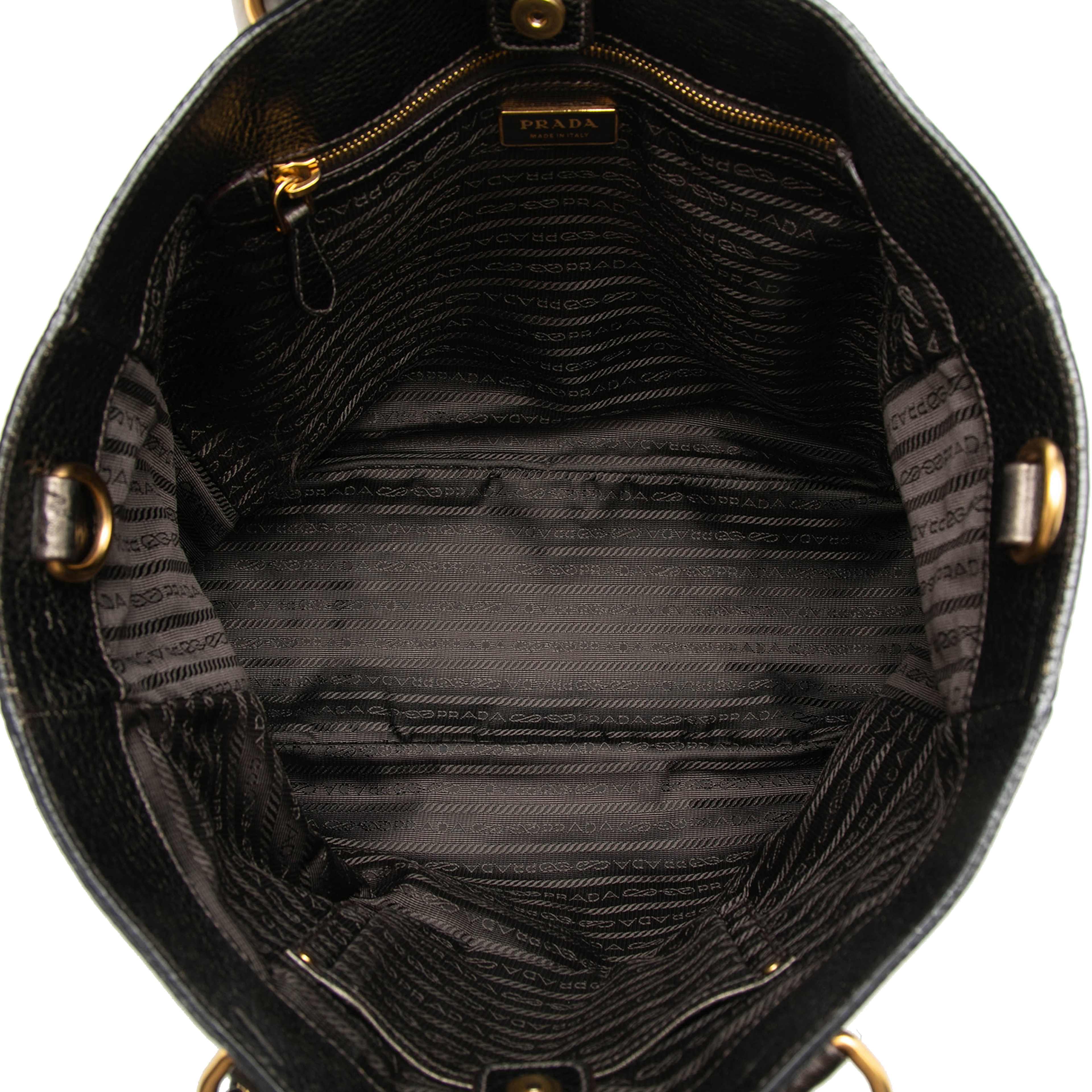 Prada Vitello Daino Antik Shopping Tote, från Luxclusif, i färgen bronze. Klicka för att öppna bilden i stort format