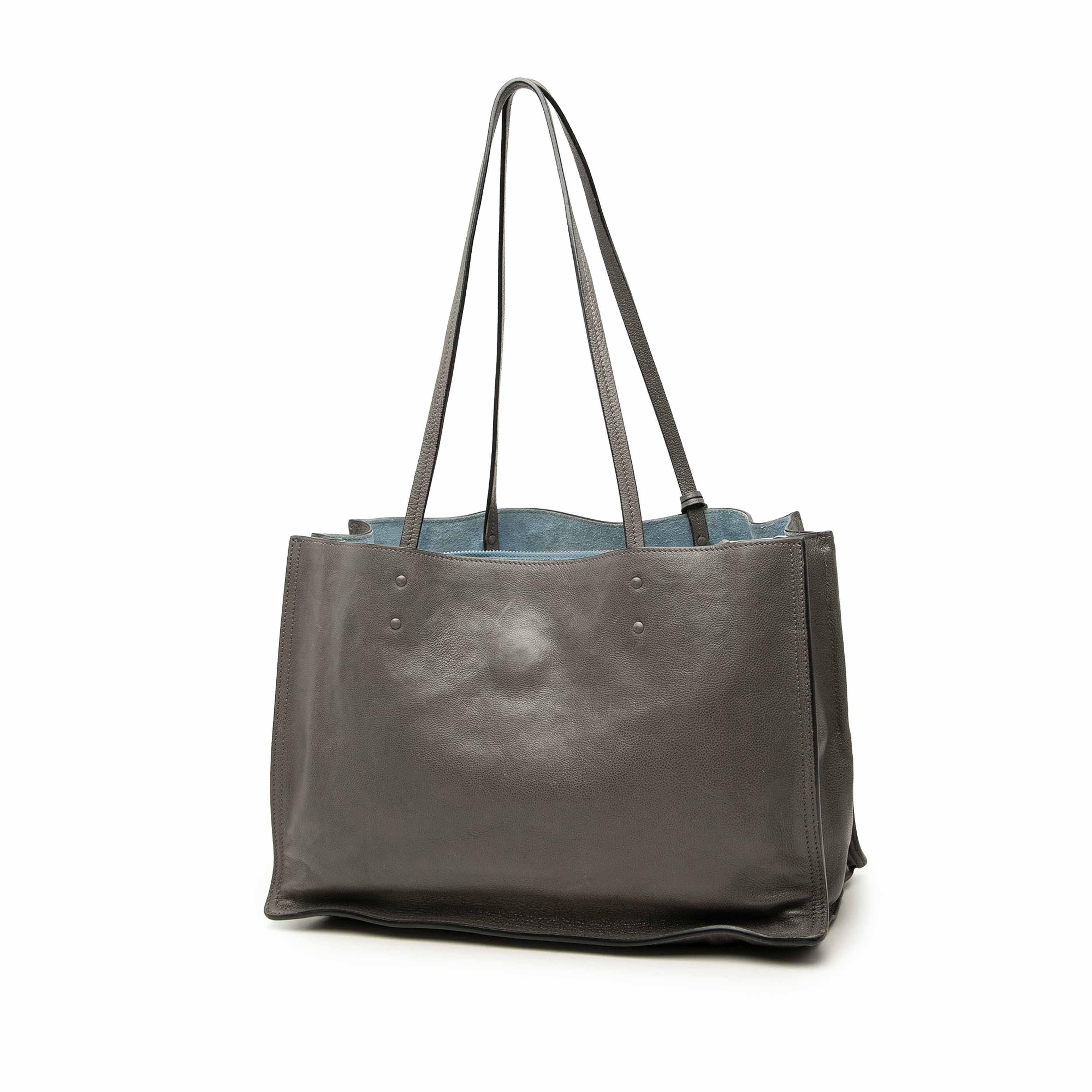 Prada Glace Calf Etiquette Tote, från Luxclusif, i färgen grå. Klicka för att öppna bilden i stort format