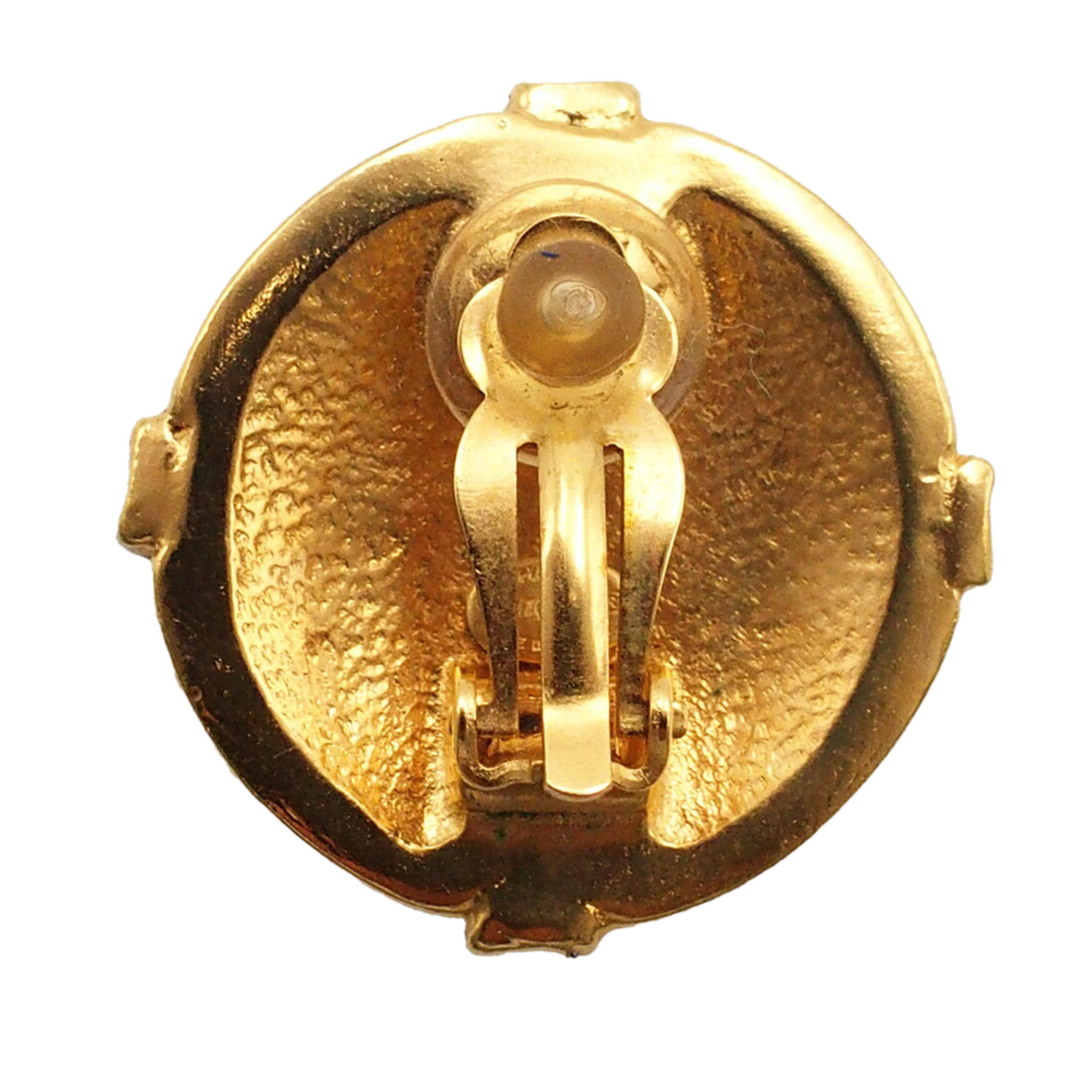 Chanel Cc Gold Plated Round Clip On Earrings, från Luxclusif, i färgen guld. Klicka för att öppna bilden i stort format