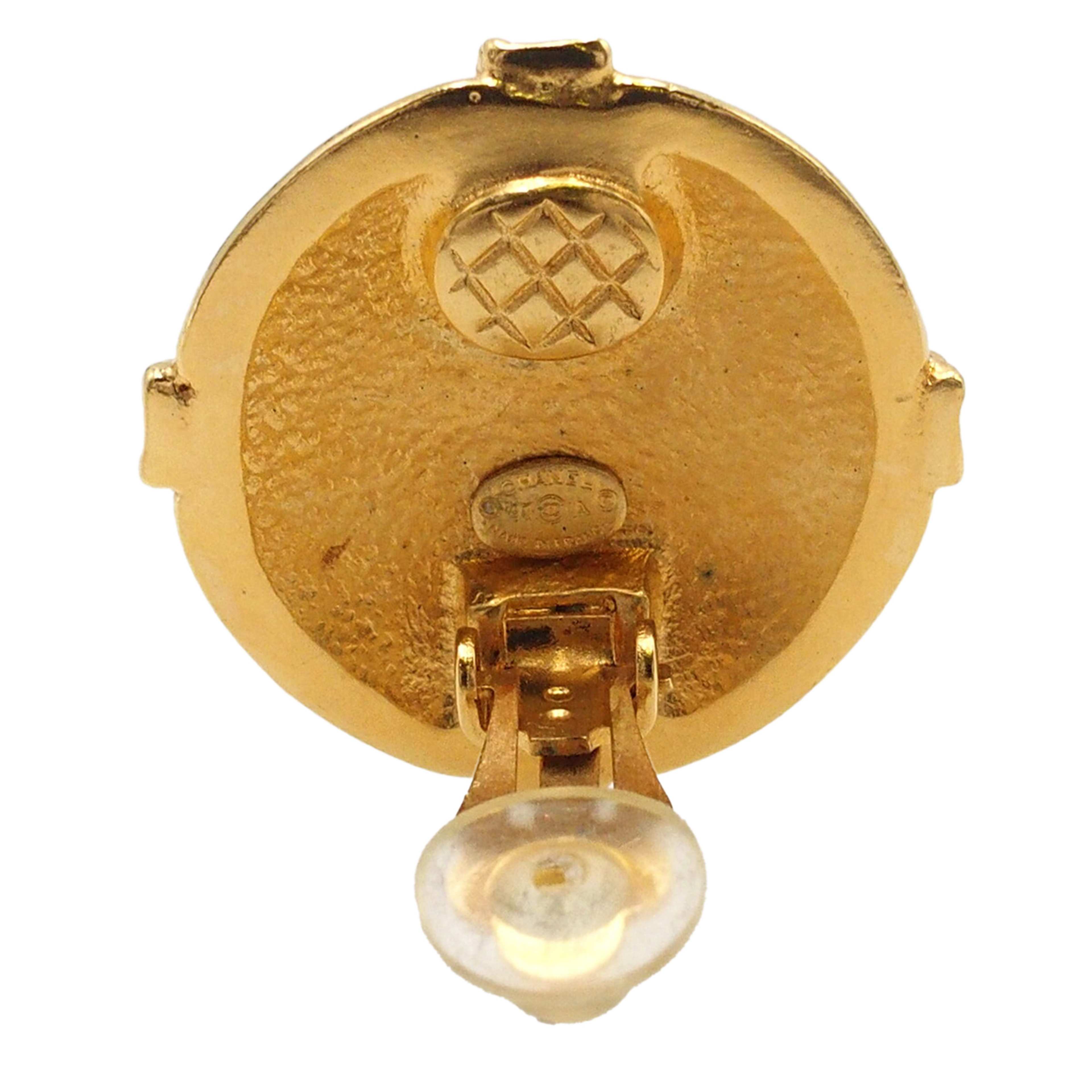 Chanel Cc Gold Plated Round Clip On Earrings, från Luxclusif, i färgen gold. Klicka för att öppna bilden i stort format
