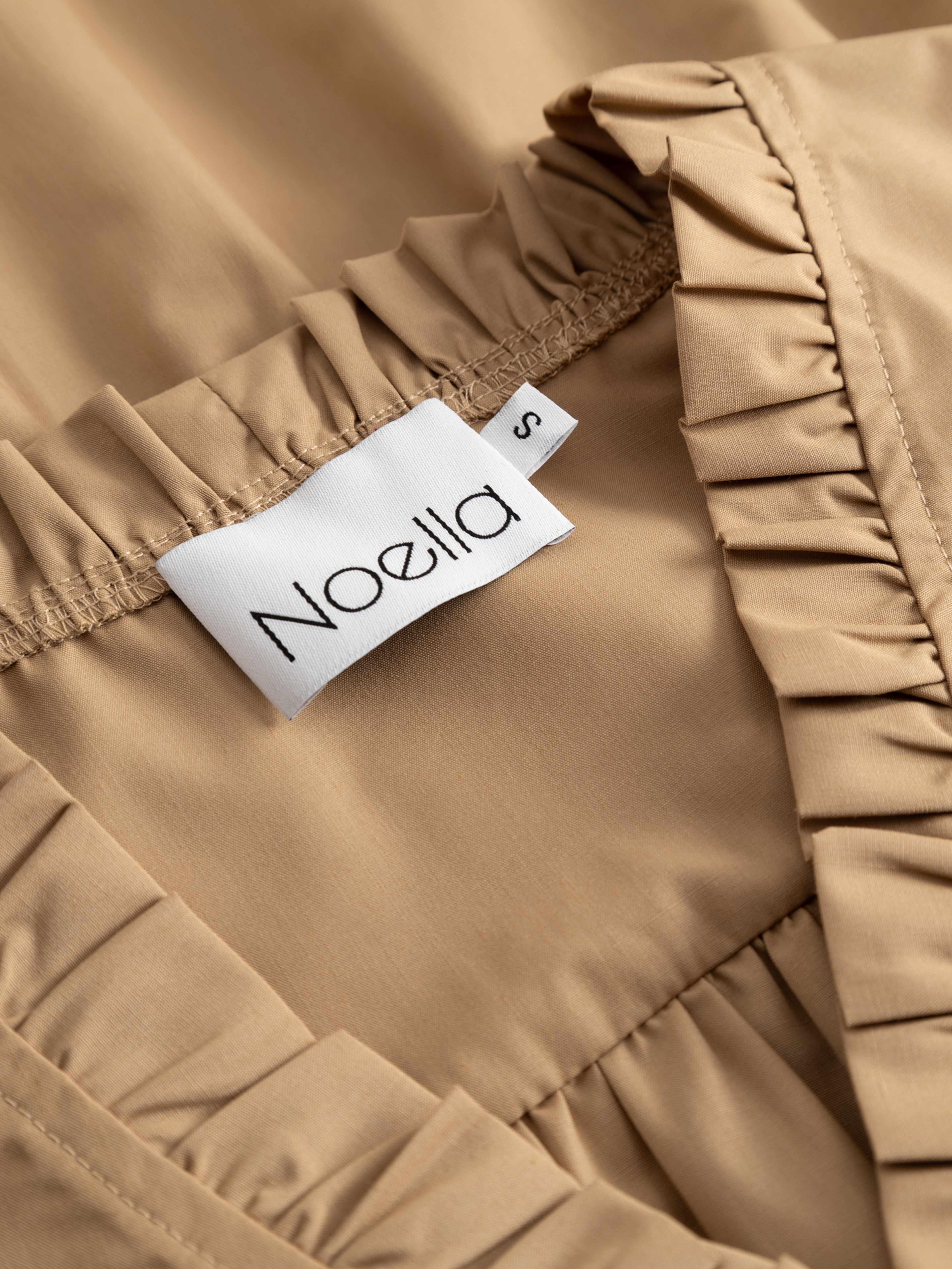 Matti Blouse - Sand, från Noella, i färgen sand. Klicka för att öppna bilden i stort format