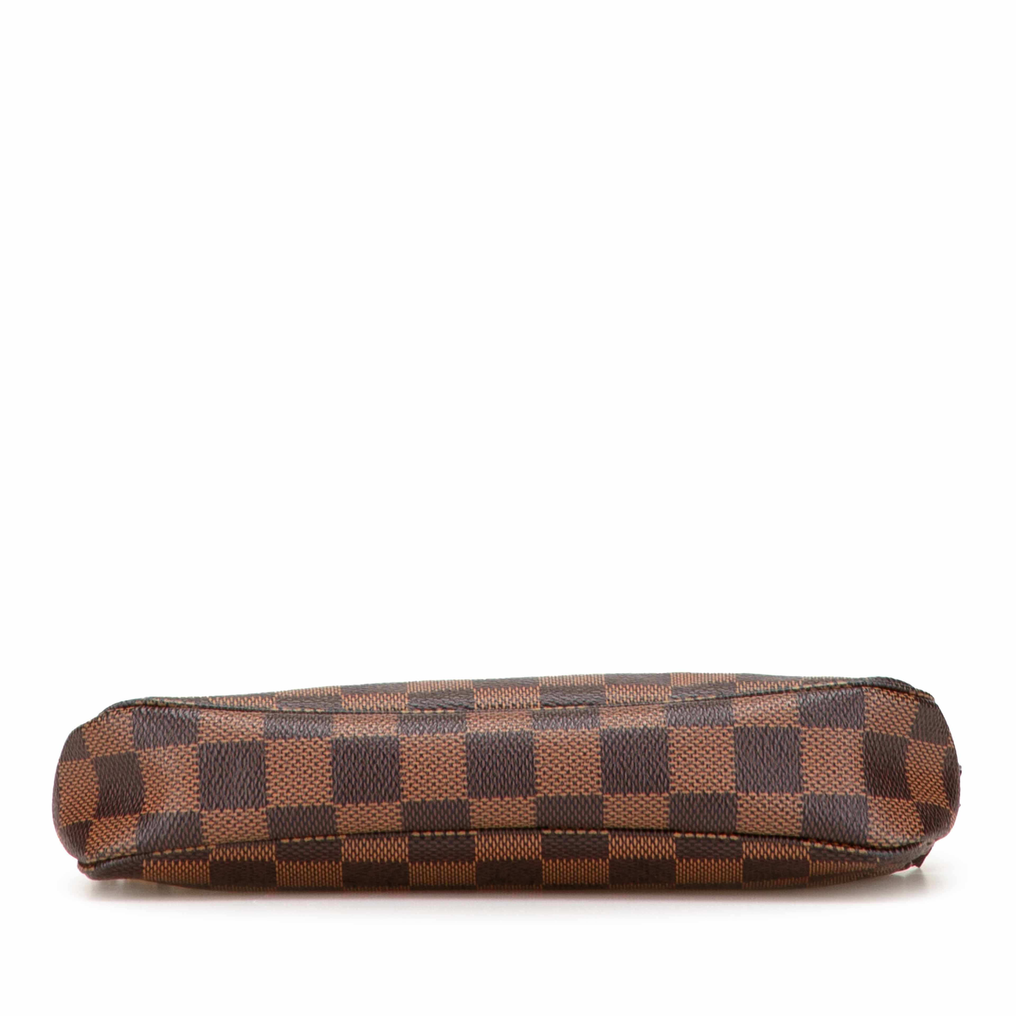 Louis Vuitton Damier Ebene Pochette Accessoires, från Luxclusif, i färgen brown. Klicka för att öppna bilden i stort format