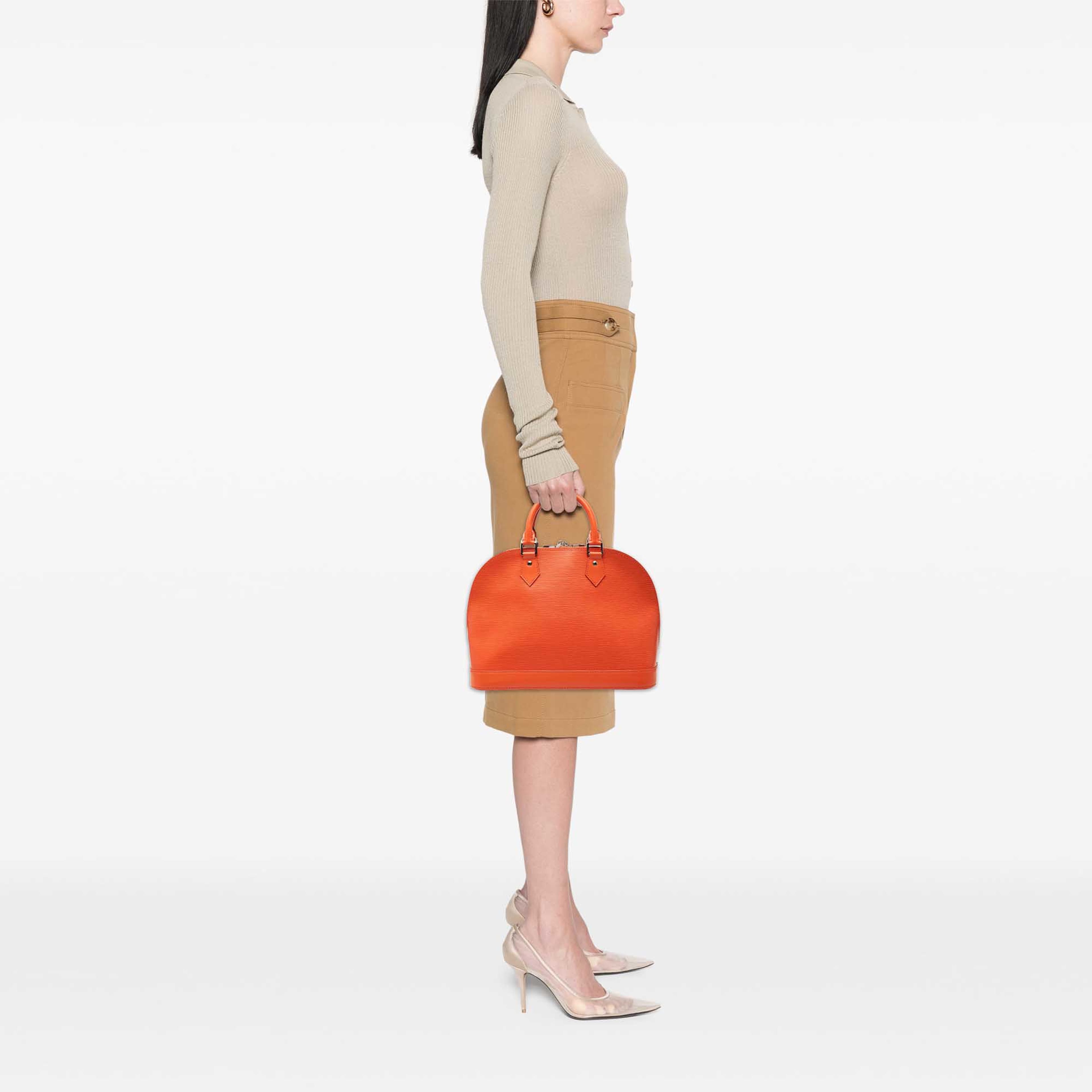 Louis Vuitton Epi Alma Pm, från Luxclusif, i färgen orange. Klicka för att öppna bilden i stort format