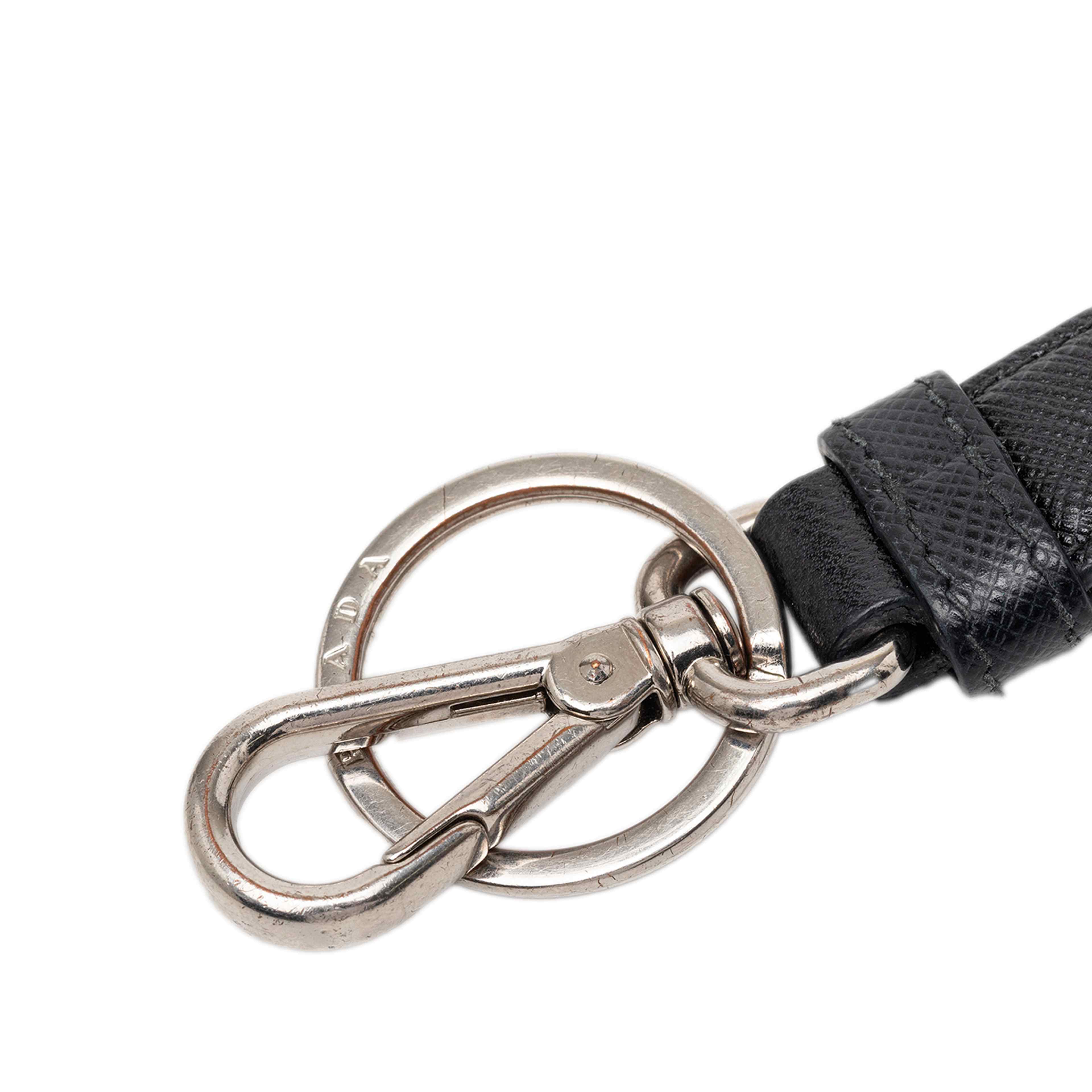 Prada Saffiano Logo Key Chain, från Luxclusif, i färgen black. Klicka för att öppna bilden i stort format