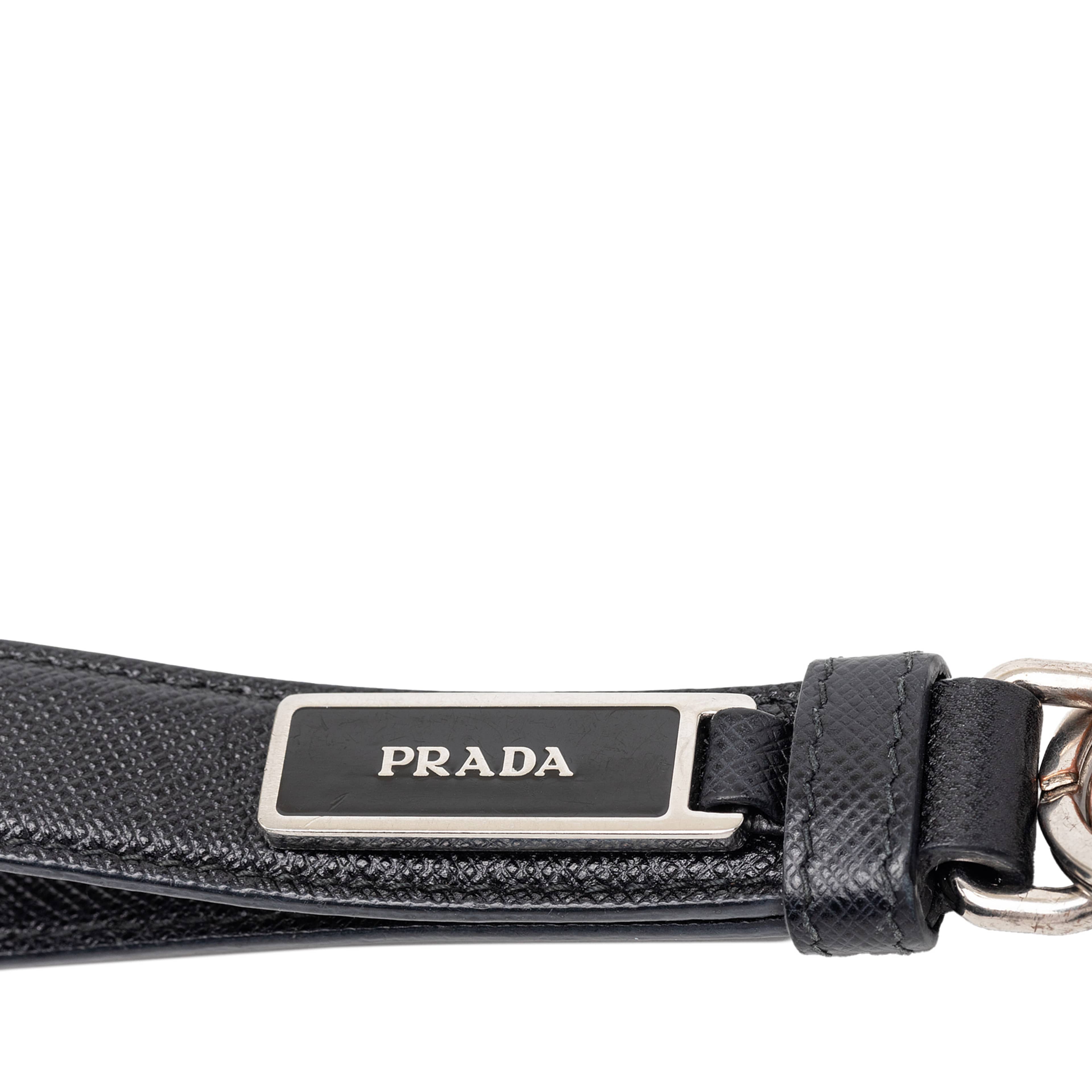 Prada Saffiano Logo Key Chain, från Luxclusif, i färgen black. Klicka för att öppna bilden i stort format