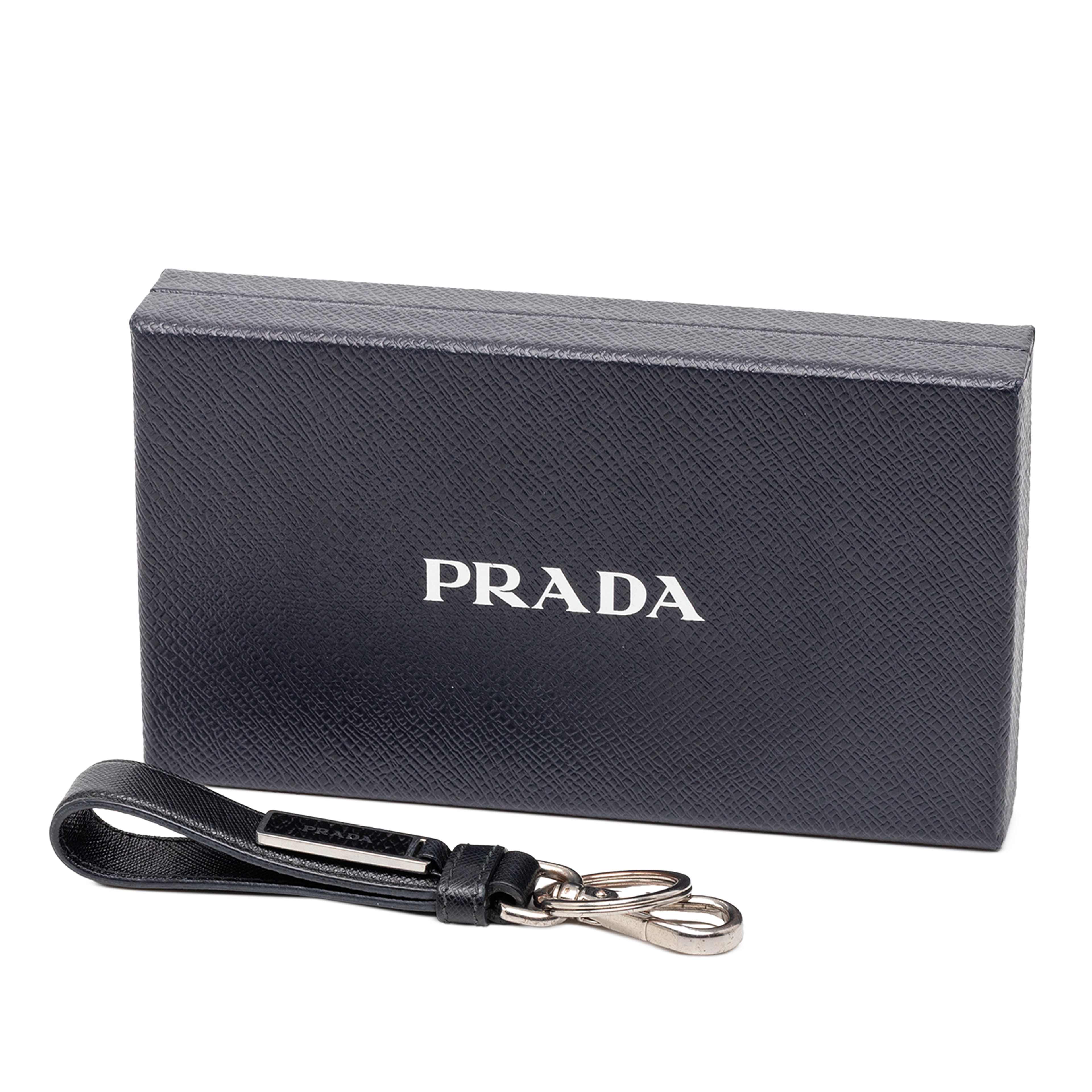 Prada Saffiano Logo Key Chain, från Luxclusif, i färgen black. Klicka för att öppna bilden i stort format
