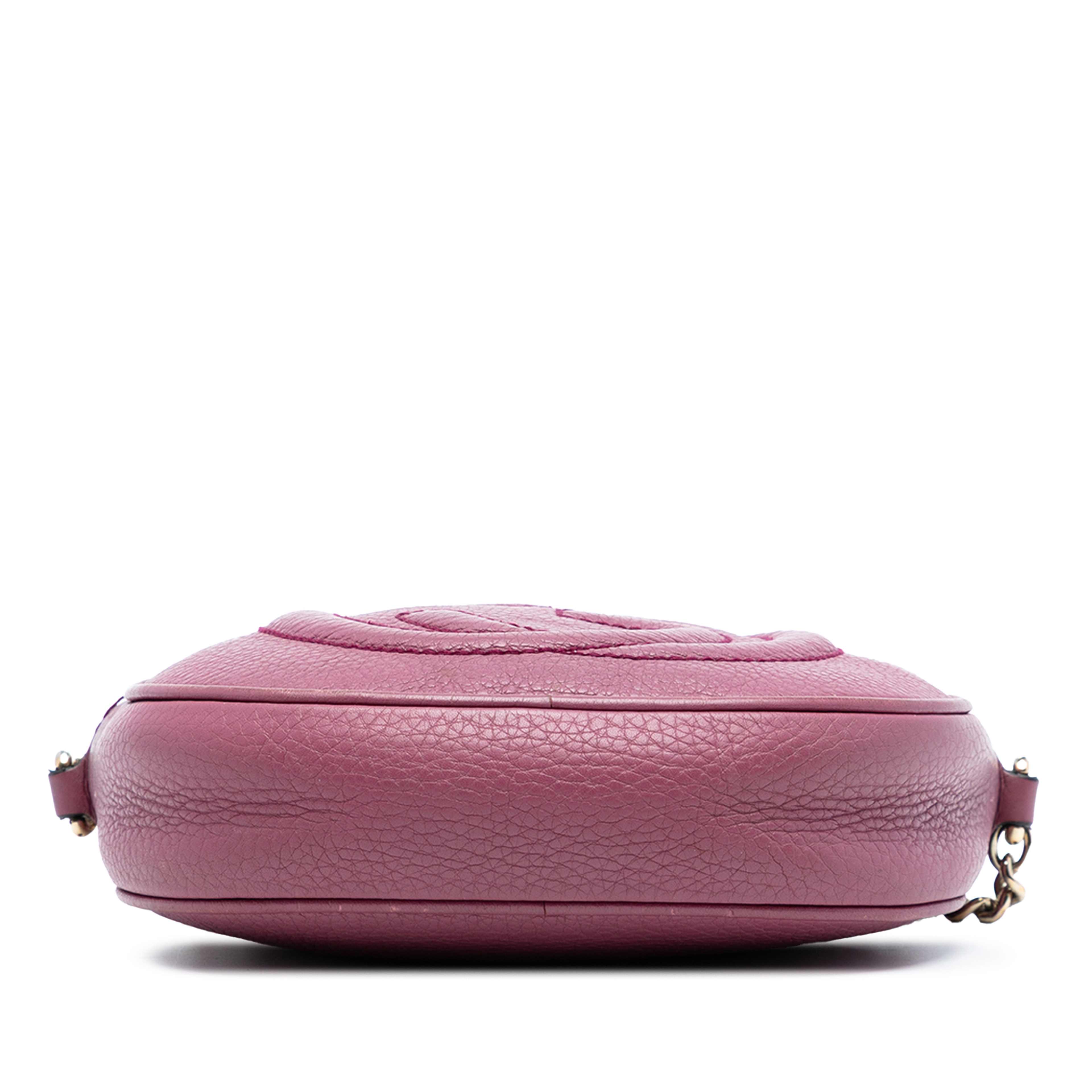 Gucci Mini Pebbled Calfskin Soho Chain Crossbody, från Luxclusif, i färgen dark pink. Klicka för att öppna bilden i stort format