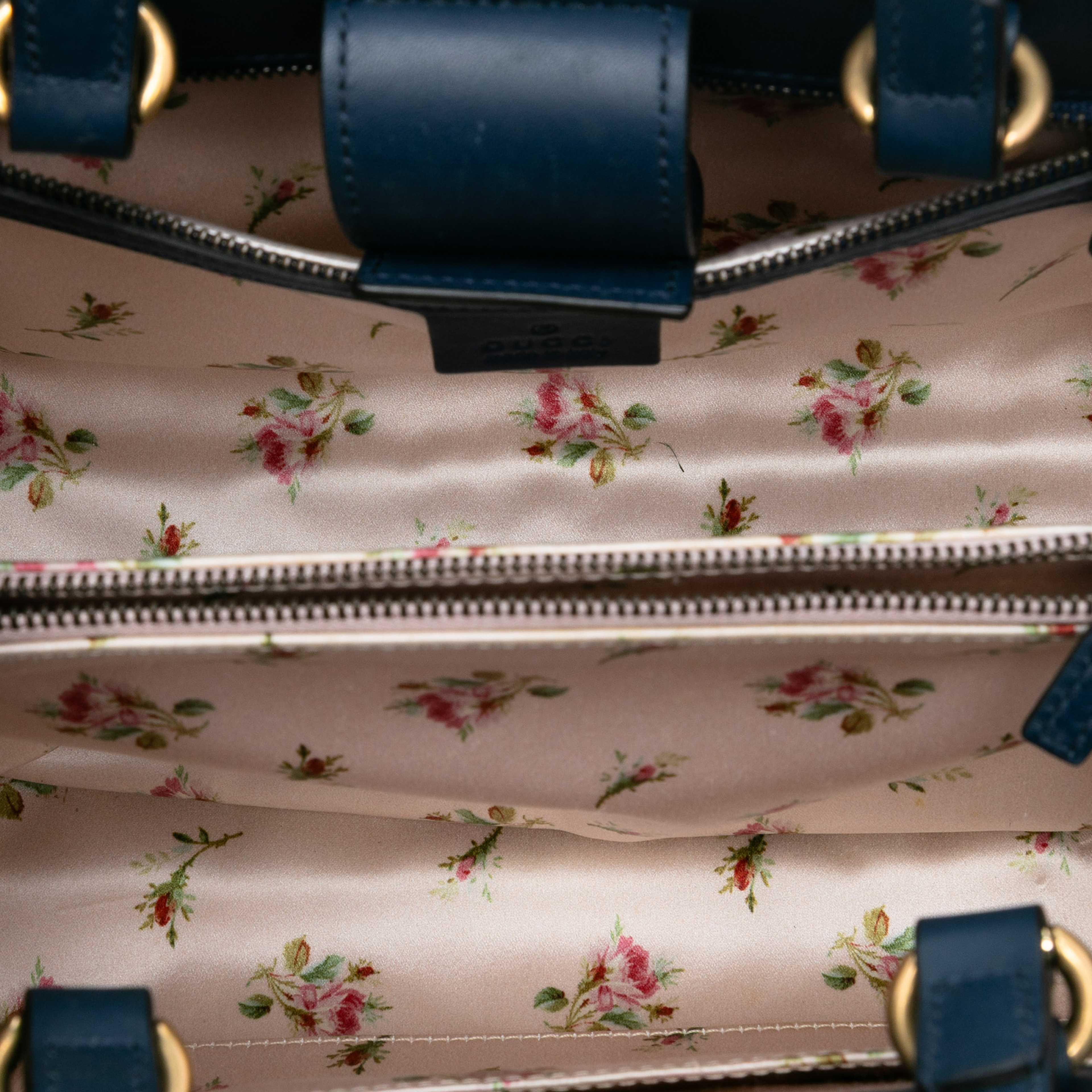 Gucci Small Gg Marmont Matelasse Denim Pearly Satchel, från Luxclusif, i färgen denim. Klicka för att öppna bilden i stort format