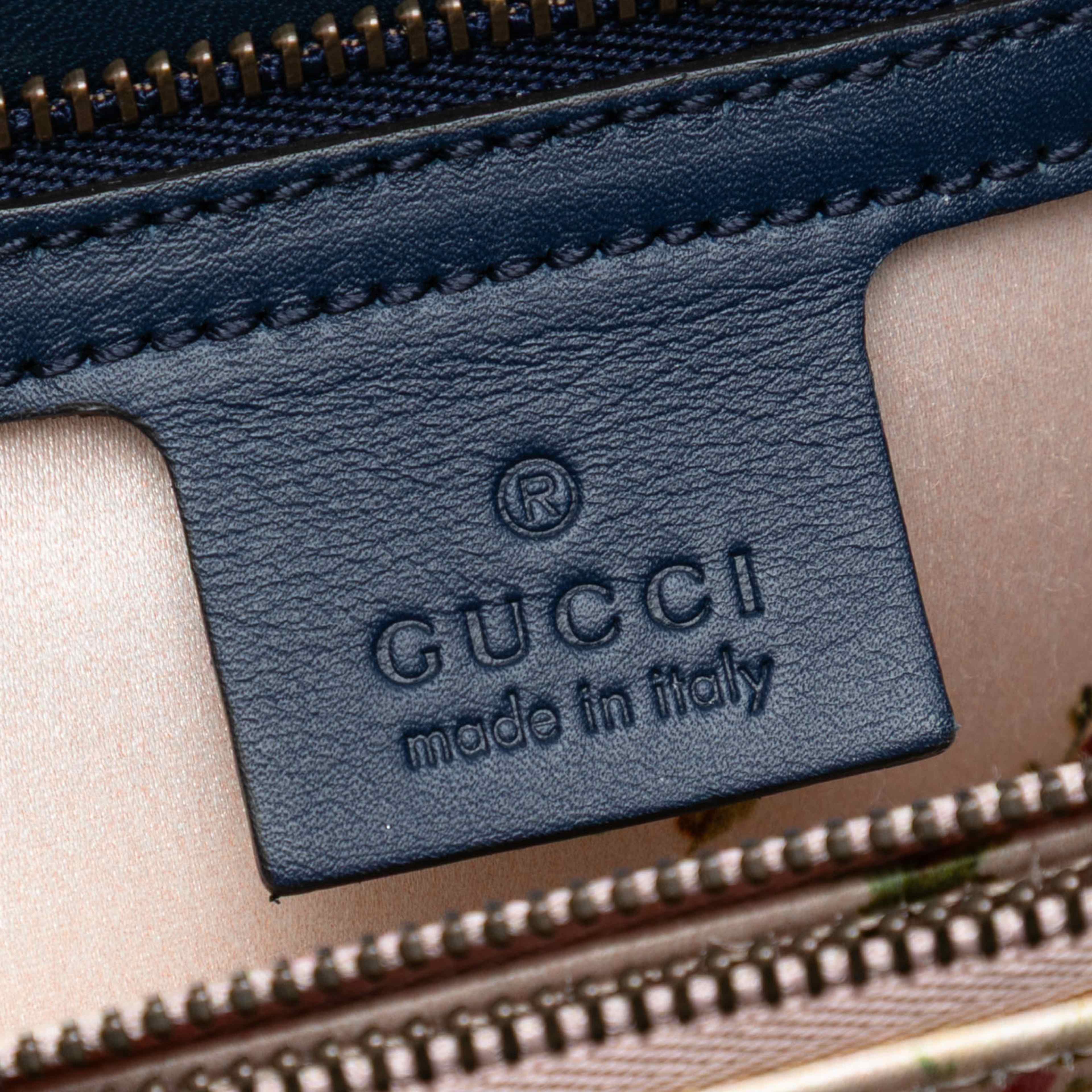 Gucci Small Gg Marmont Matelasse Denim Pearly Satchel, från Luxclusif, i färgen denim. Klicka för att öppna bilden i stort format