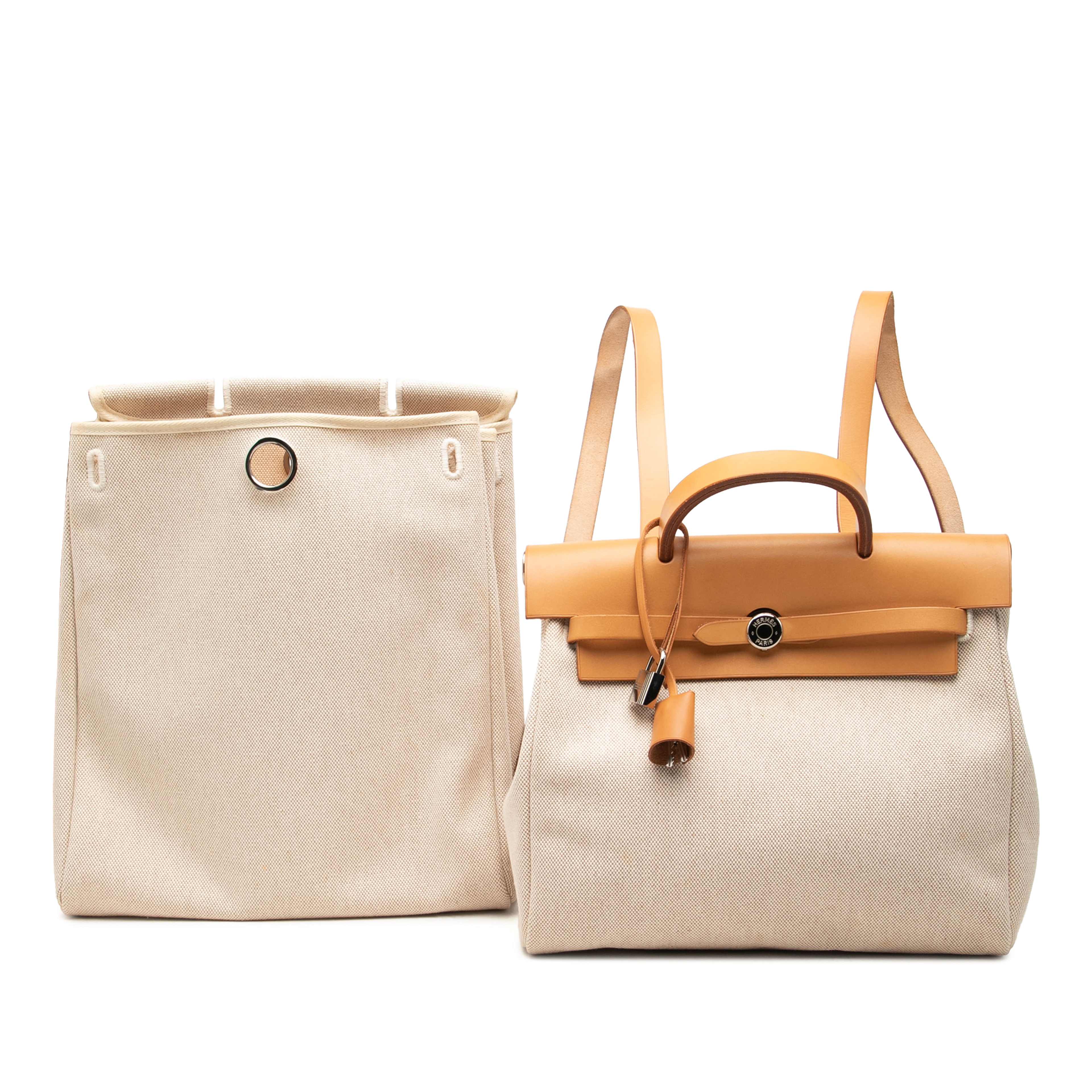 Hermès Toile Herbag Backpack Pm, från Luxclusif, i färgen beige. Klicka för att öppna bilden i stort format