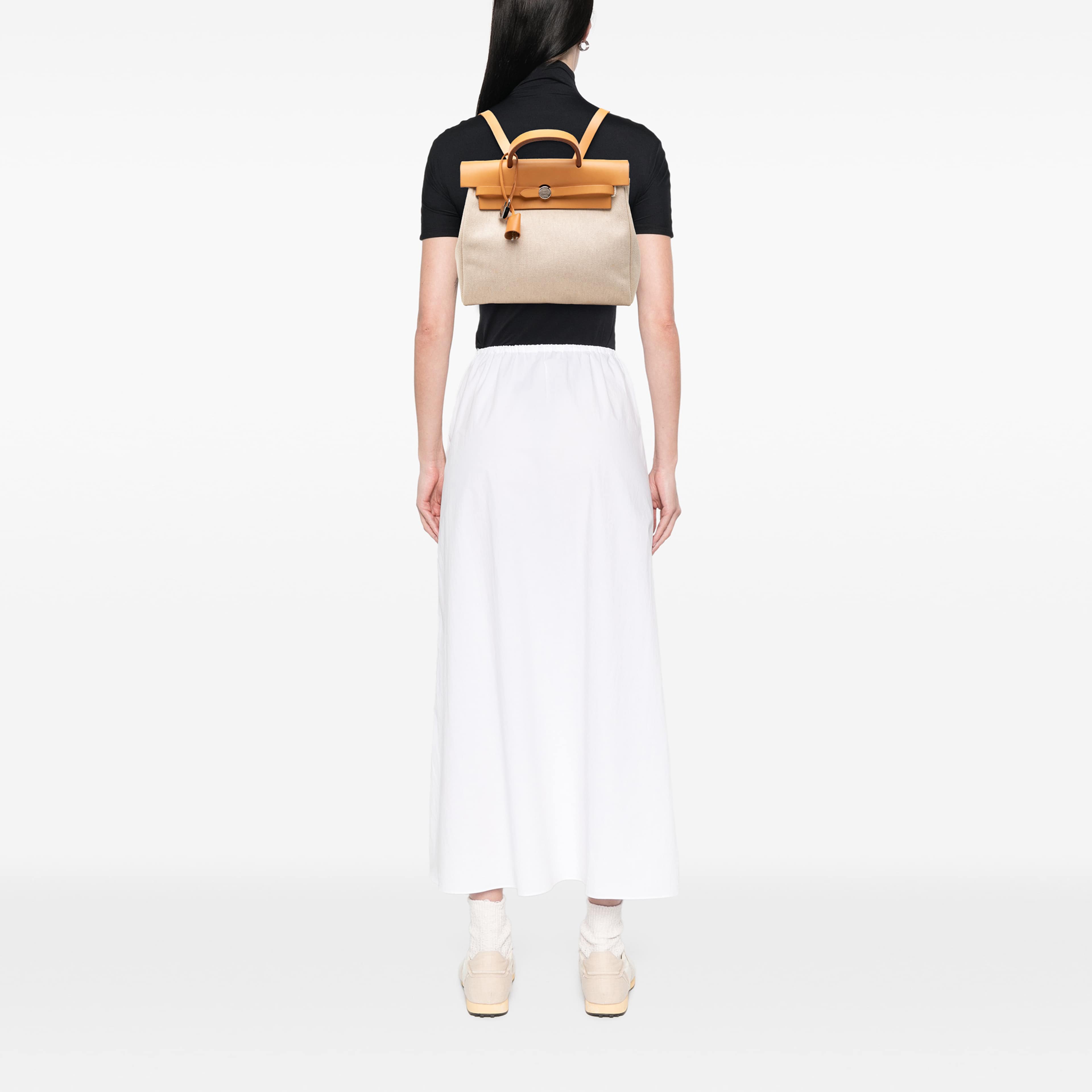 Hermès Toile Herbag Backpack Pm, från Luxclusif, i färgen beige. Klicka för att öppna bilden i stort format