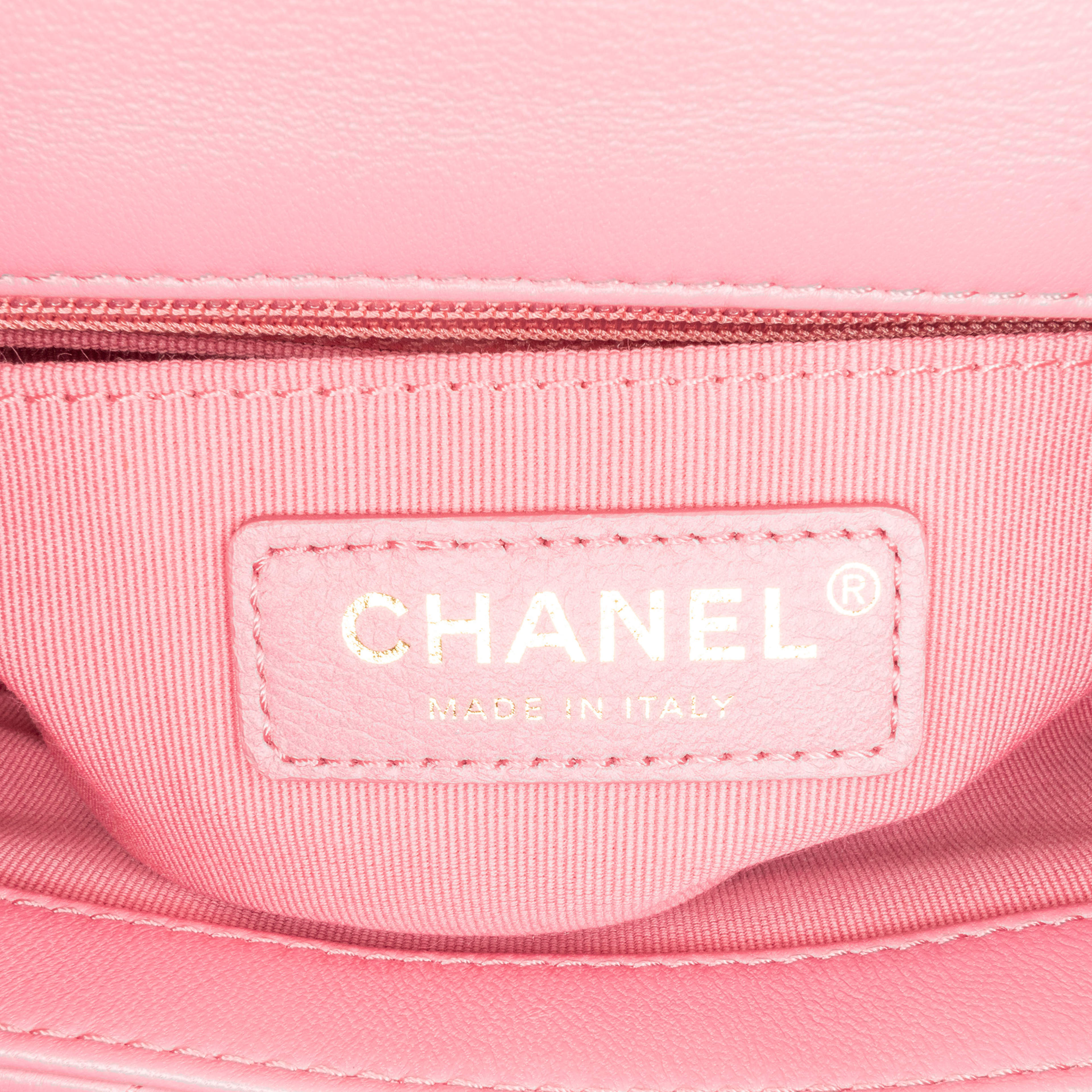 Chanel Mini Square Lambskin Pearl Samba Flap, från Luxclusif, i färgen pink. Klicka för att öppna bilden i stort format