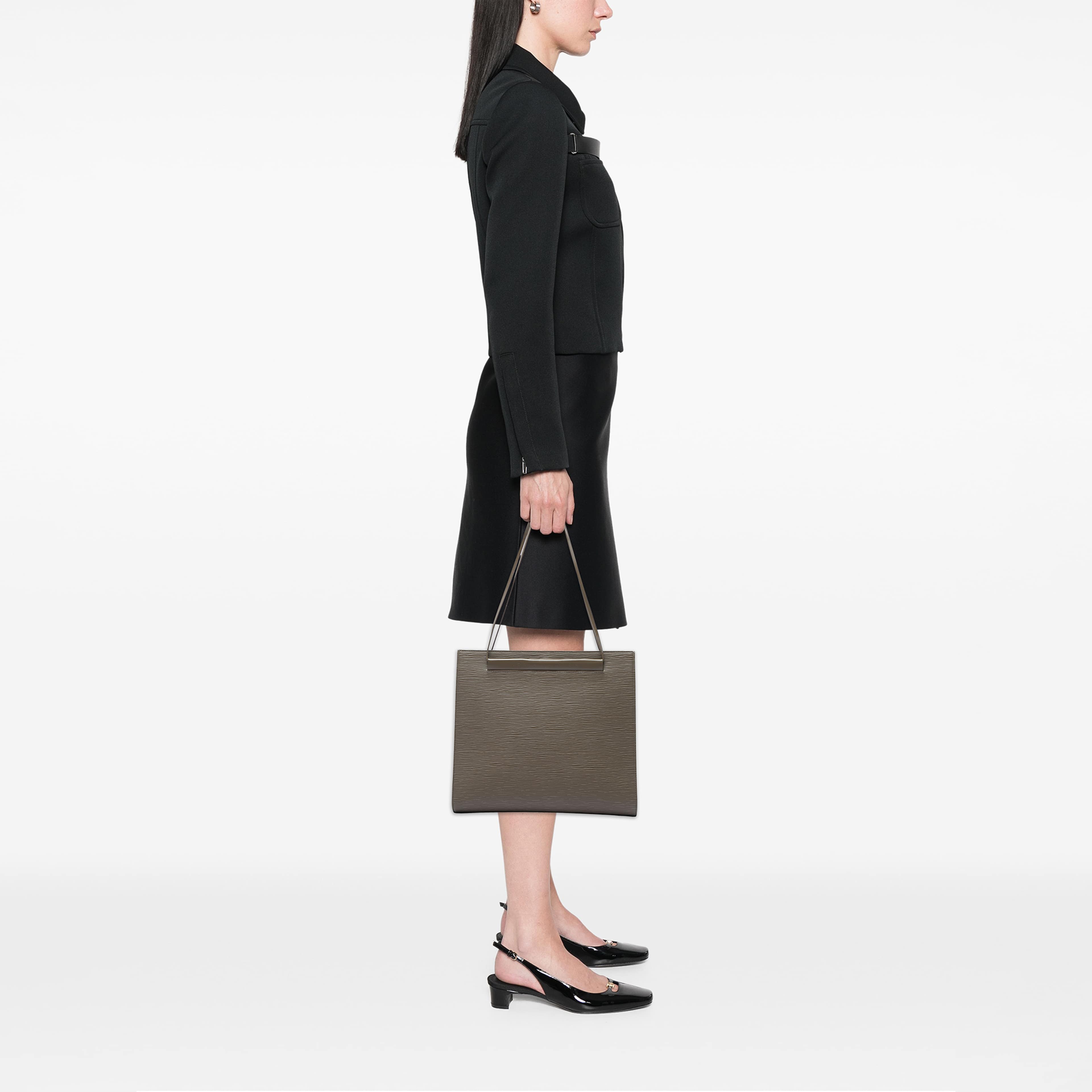 Louis Vuitton Epi Saint Tropez, från Luxclusif, i färgen brun. Klicka för att öppna bilden i stort format