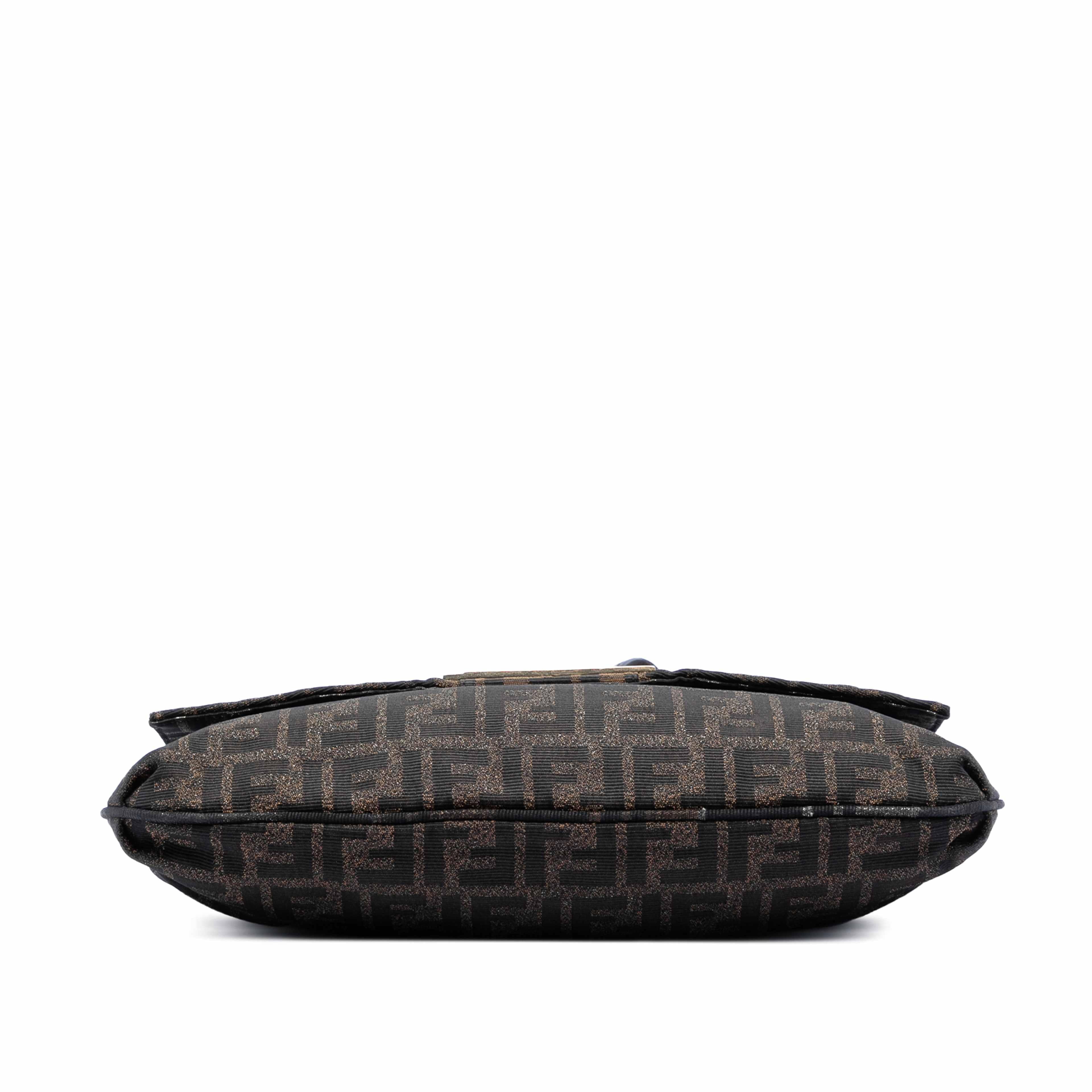 Fendi Large Zucca Canvas Mia Flap Shoulder Bag, från Luxclusif, i färgen brun. Klicka för att öppna bilden i stort format