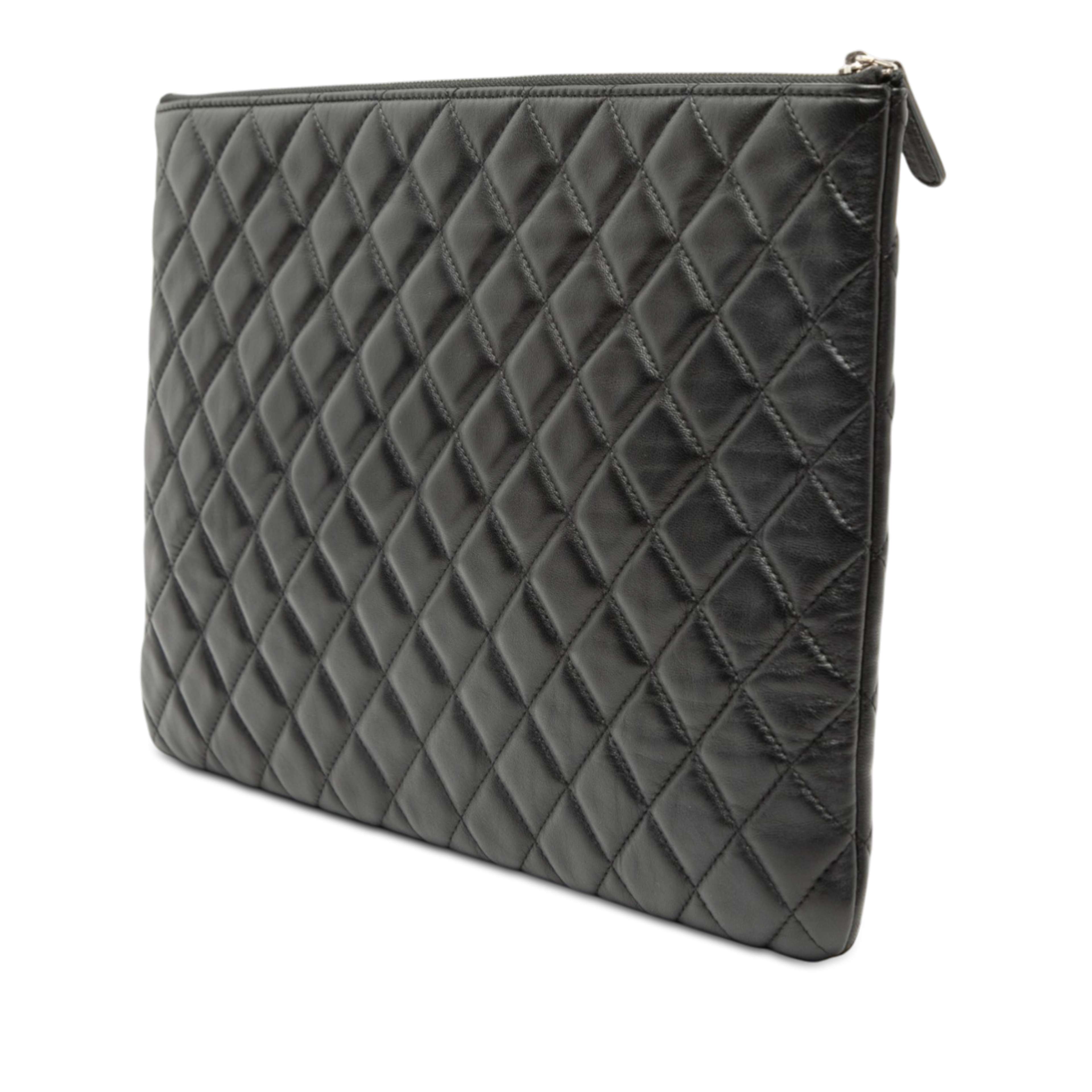 Chanel Large Quilted Lambskin Double Stitch O Case Clutch, från Luxclusif, i färgen black. Klicka för att öppna bilden i stort format