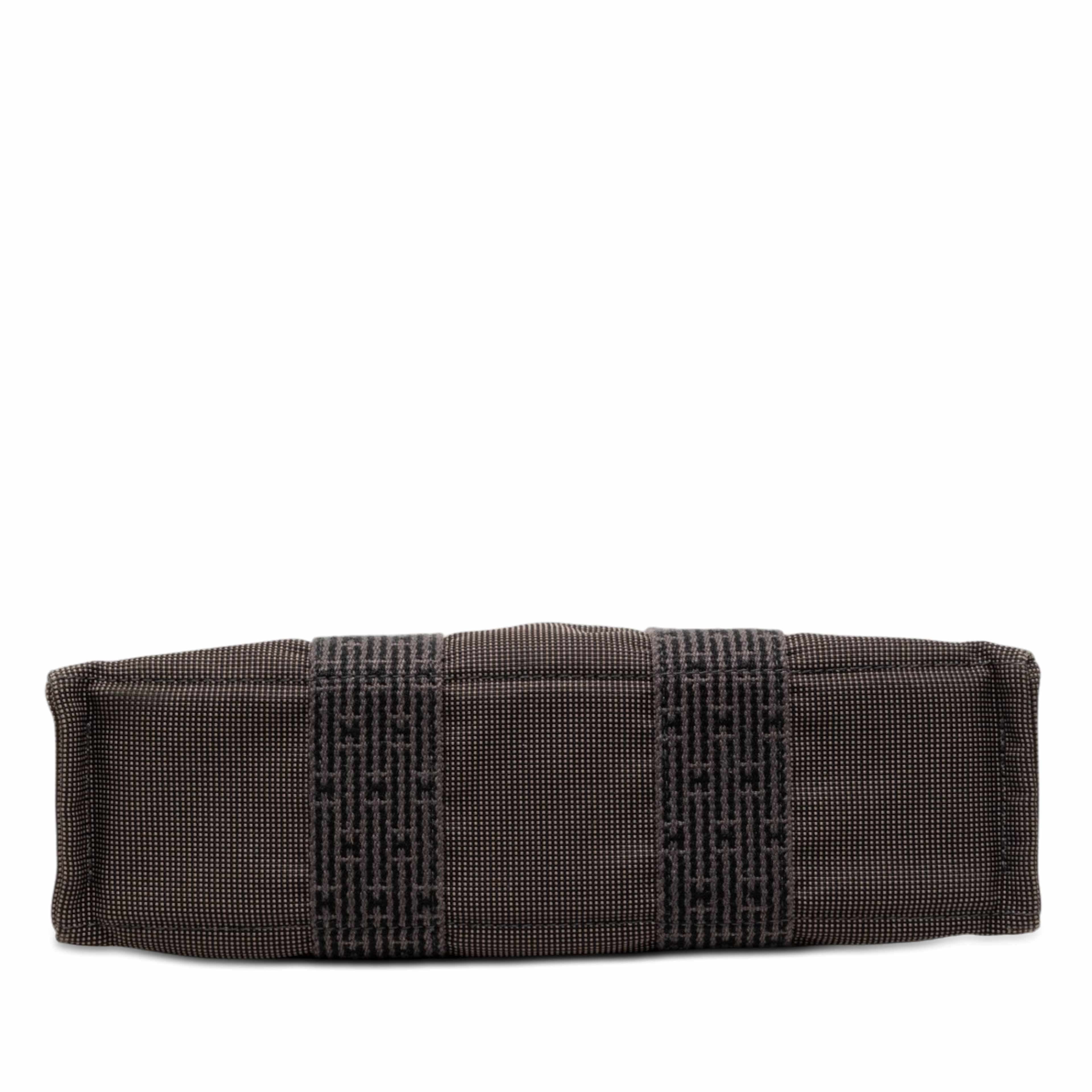 Hermès Canvas Herline Pm, från Luxclusif, i färgen dark gray. Klicka för att öppna bilden i stort format