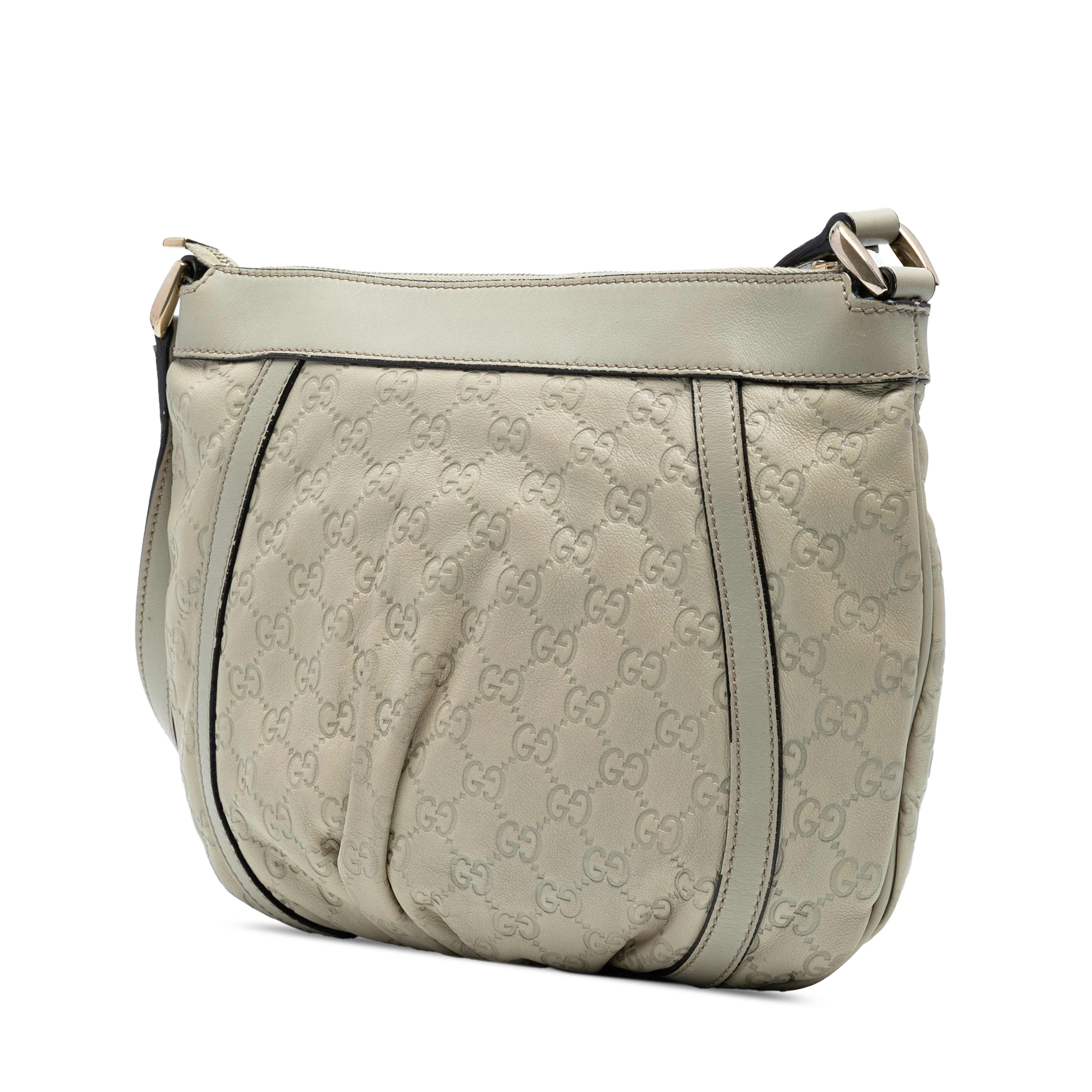 Gucci Guccissima Abbey D Ring Crossbody, från Luxclusif, i färgen vit. Klicka för att öppna bilden i stort format